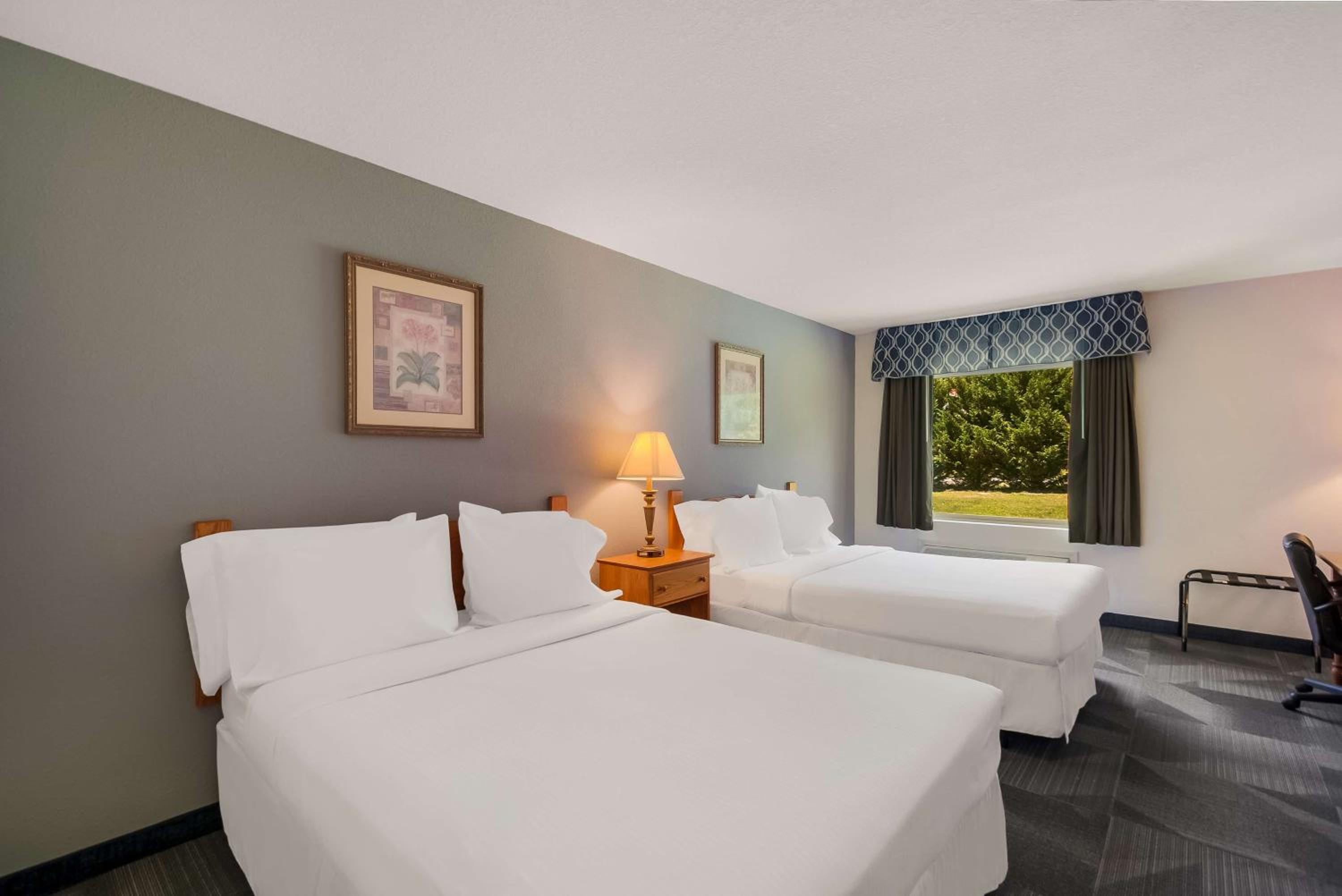 Queen Room with Two Queen Beds and Roll-In Shower - Mobility Access/Communication Assistance/Non-Smoking photo 1
