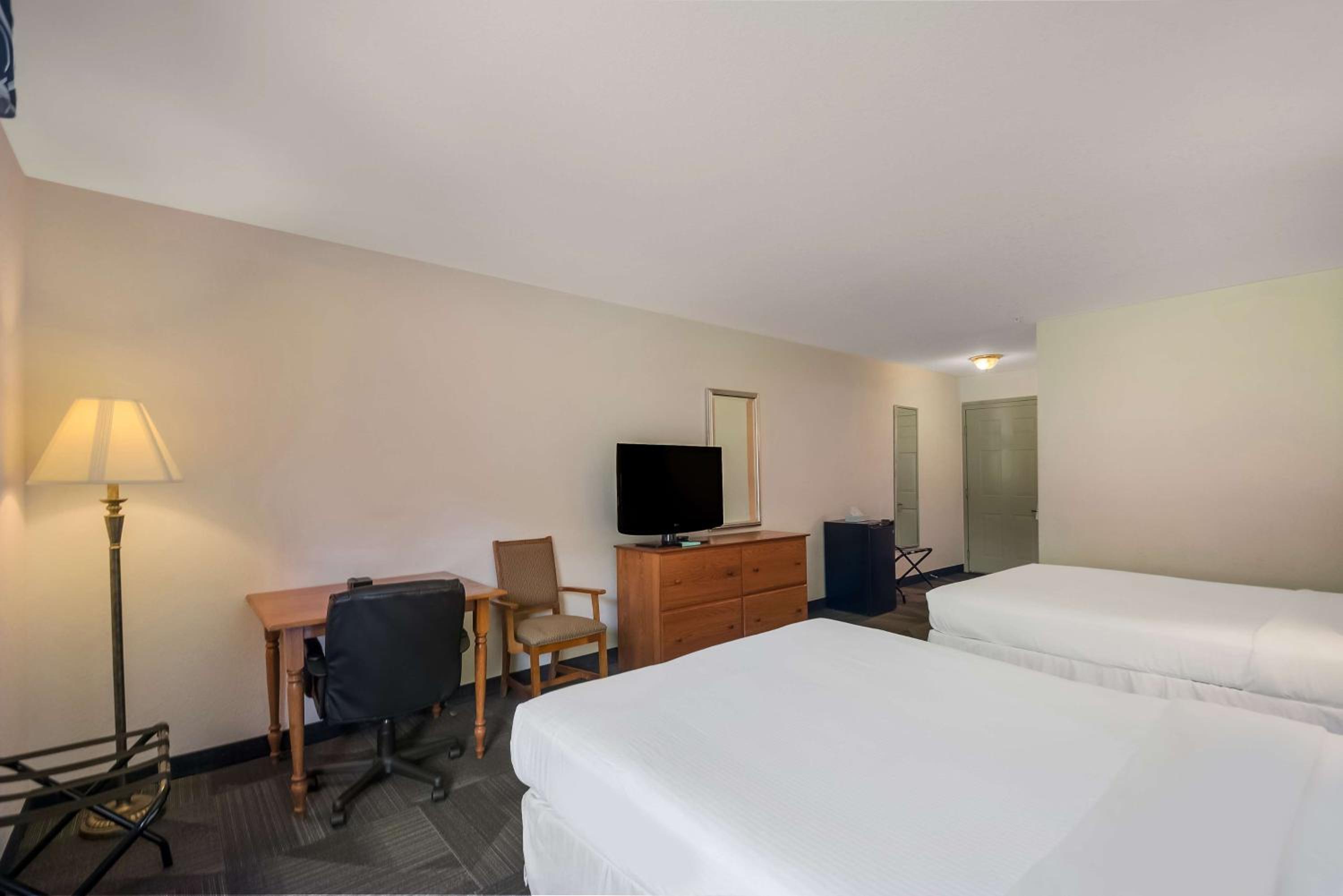 Queen Room with Two Queen Beds and Roll-In Shower - Mobility Access/Communication Assistance/Non-Smoking photo 3