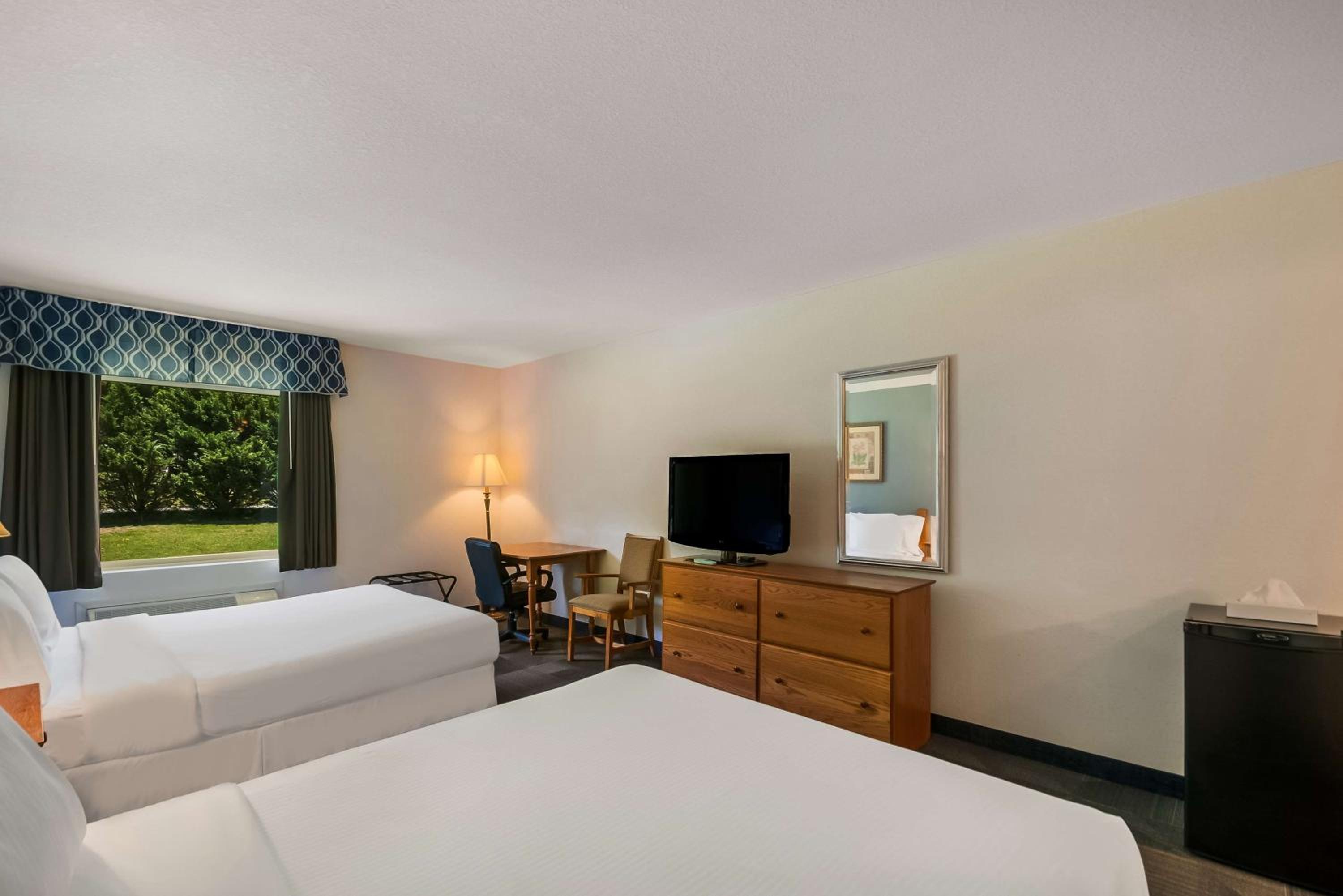 Queen Room with Two Queen Beds - Non-Smoking photo 3