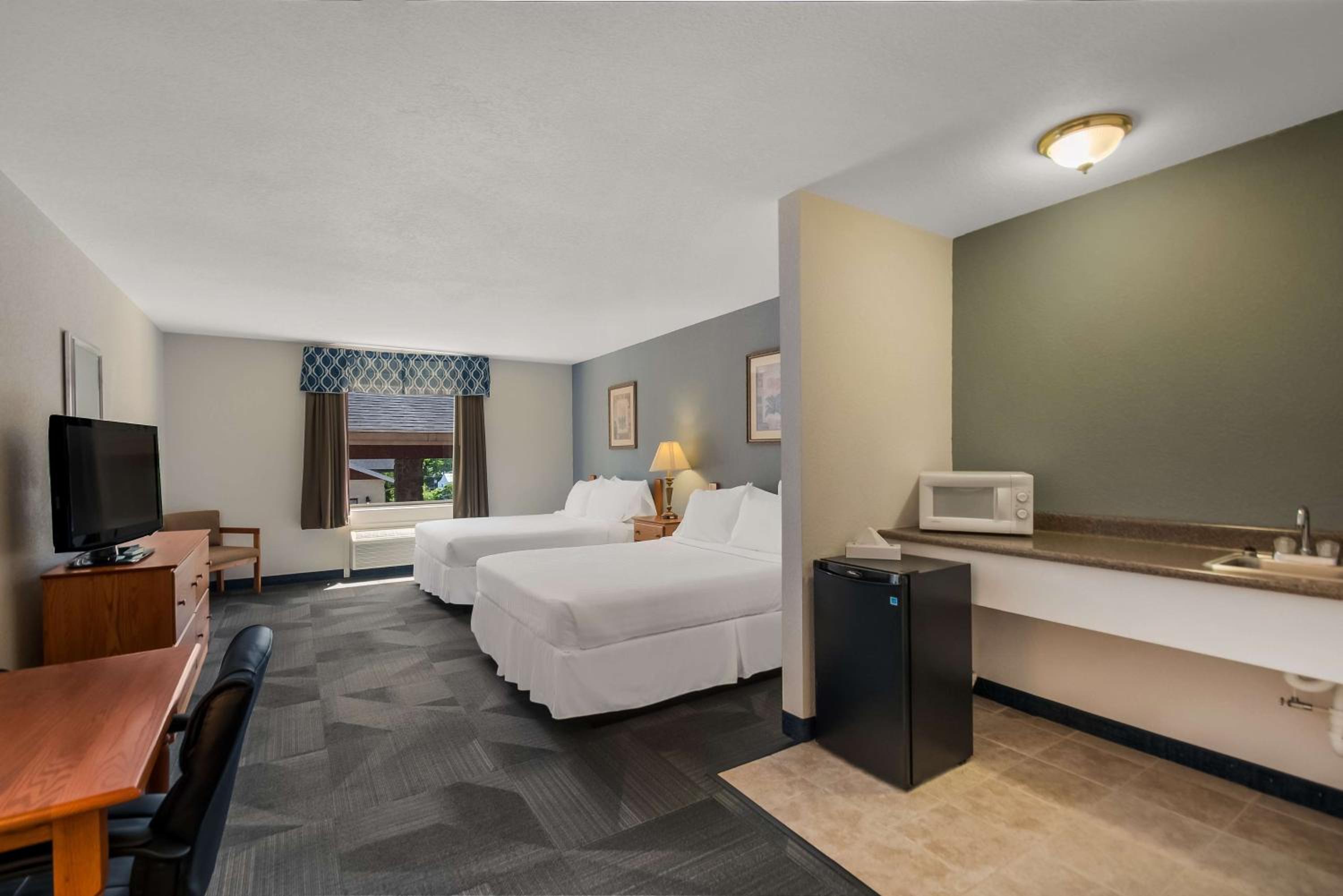 Queen Suite with Two Queen Beds - Non-Smoking photo 1