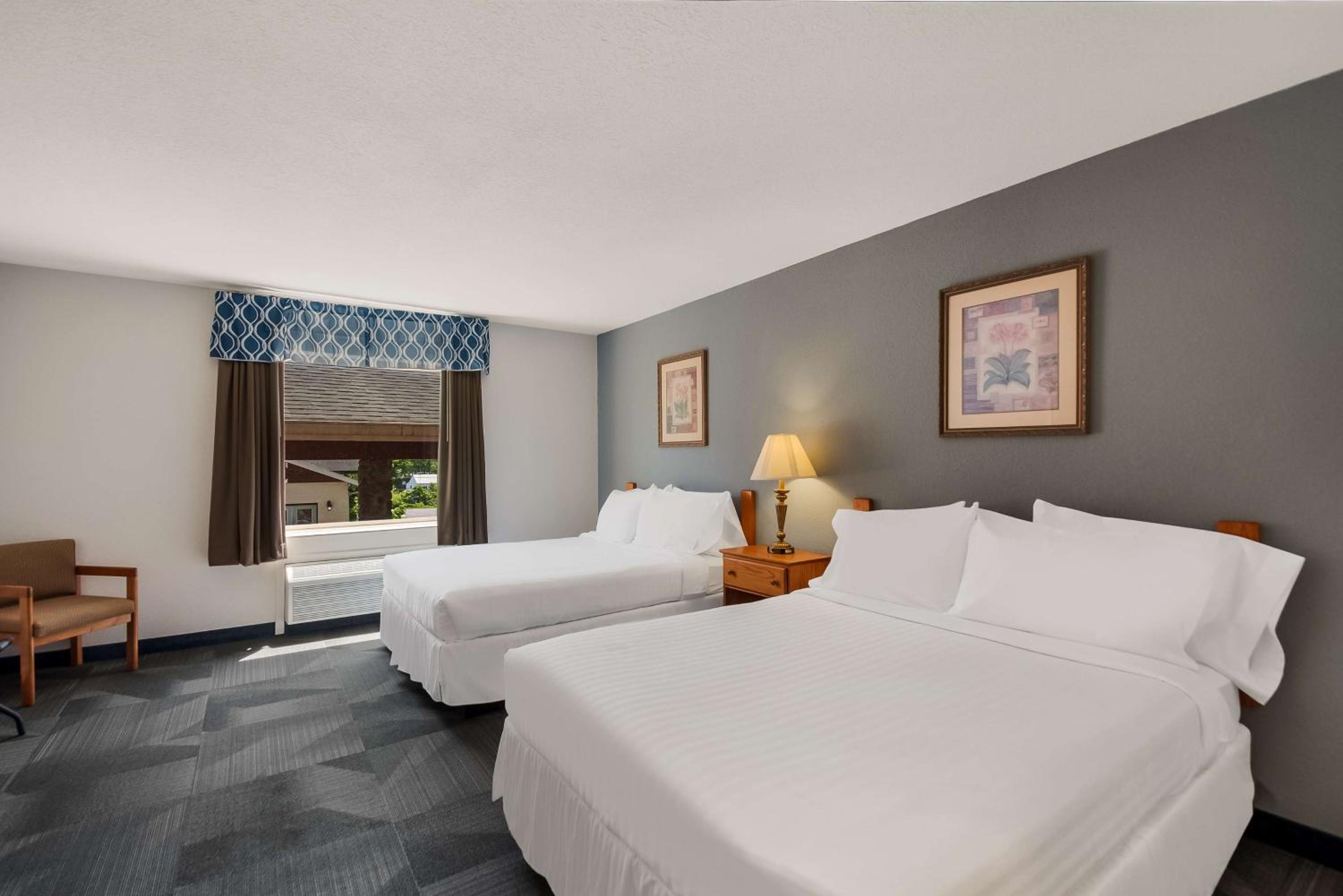 Queen Suite with Two Queen Beds - Non-Smoking photo 2