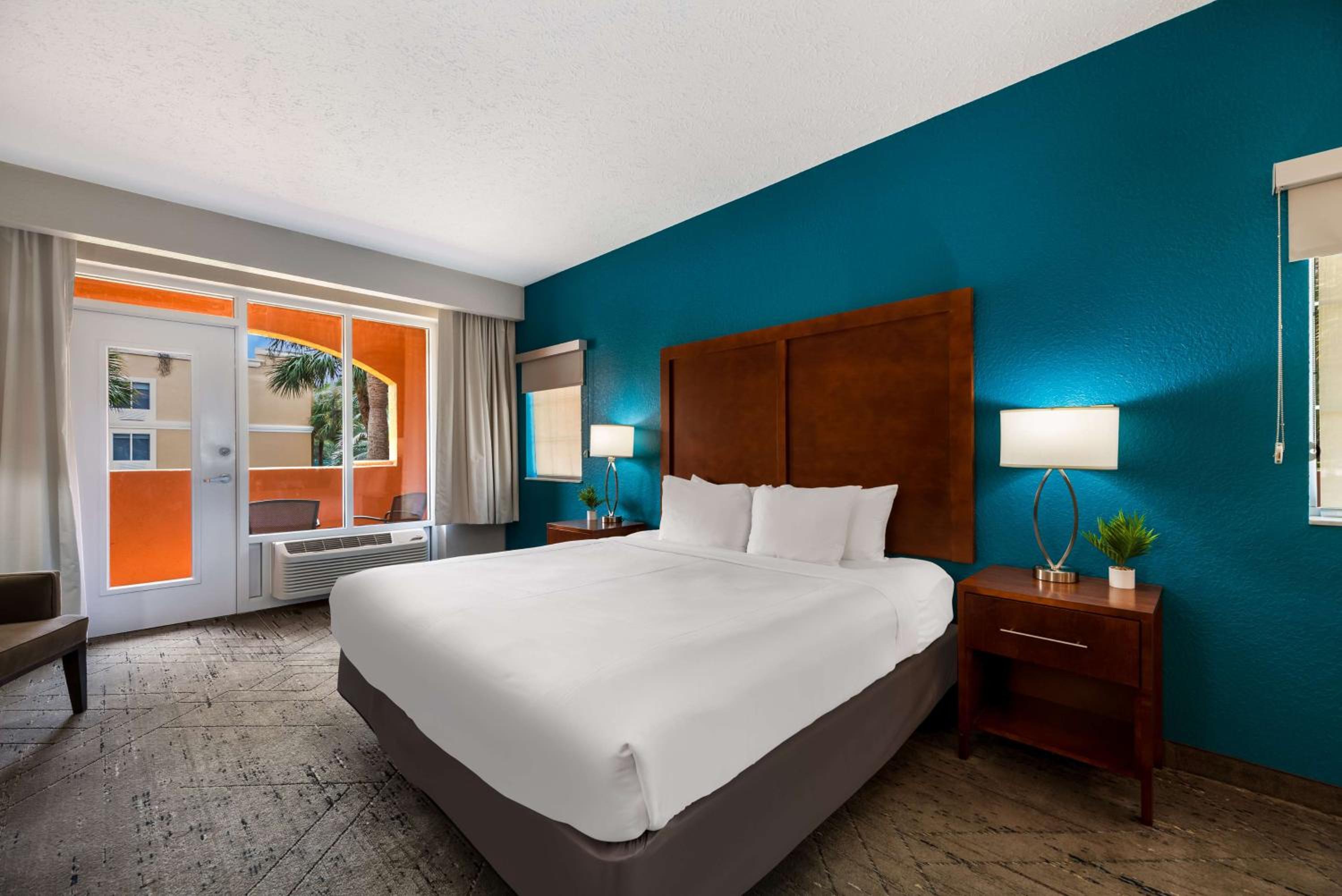 King Room with Balcony - Non-Smoking - Photo 1