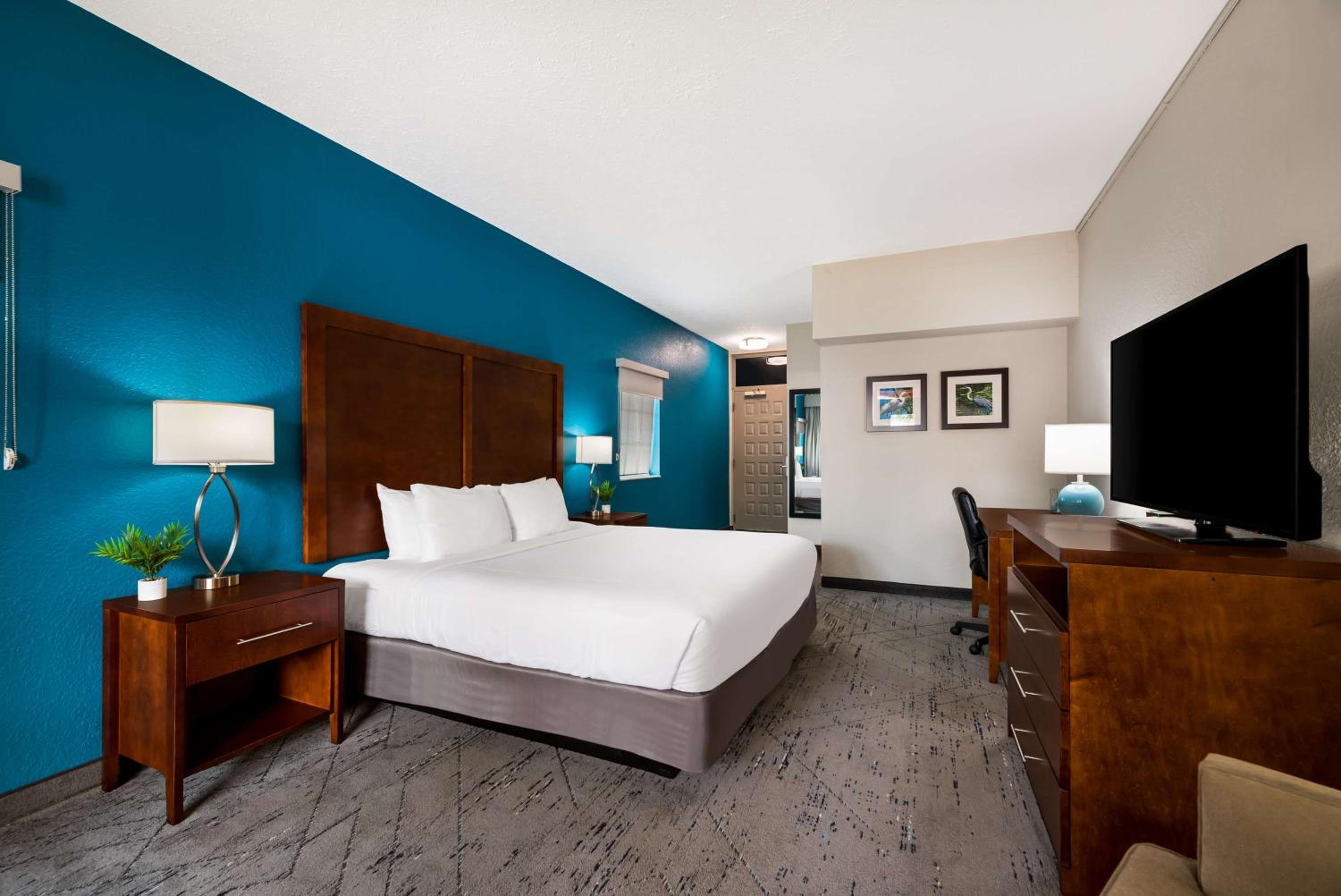 King Room with Balcony - Non-Smoking - Photo 2