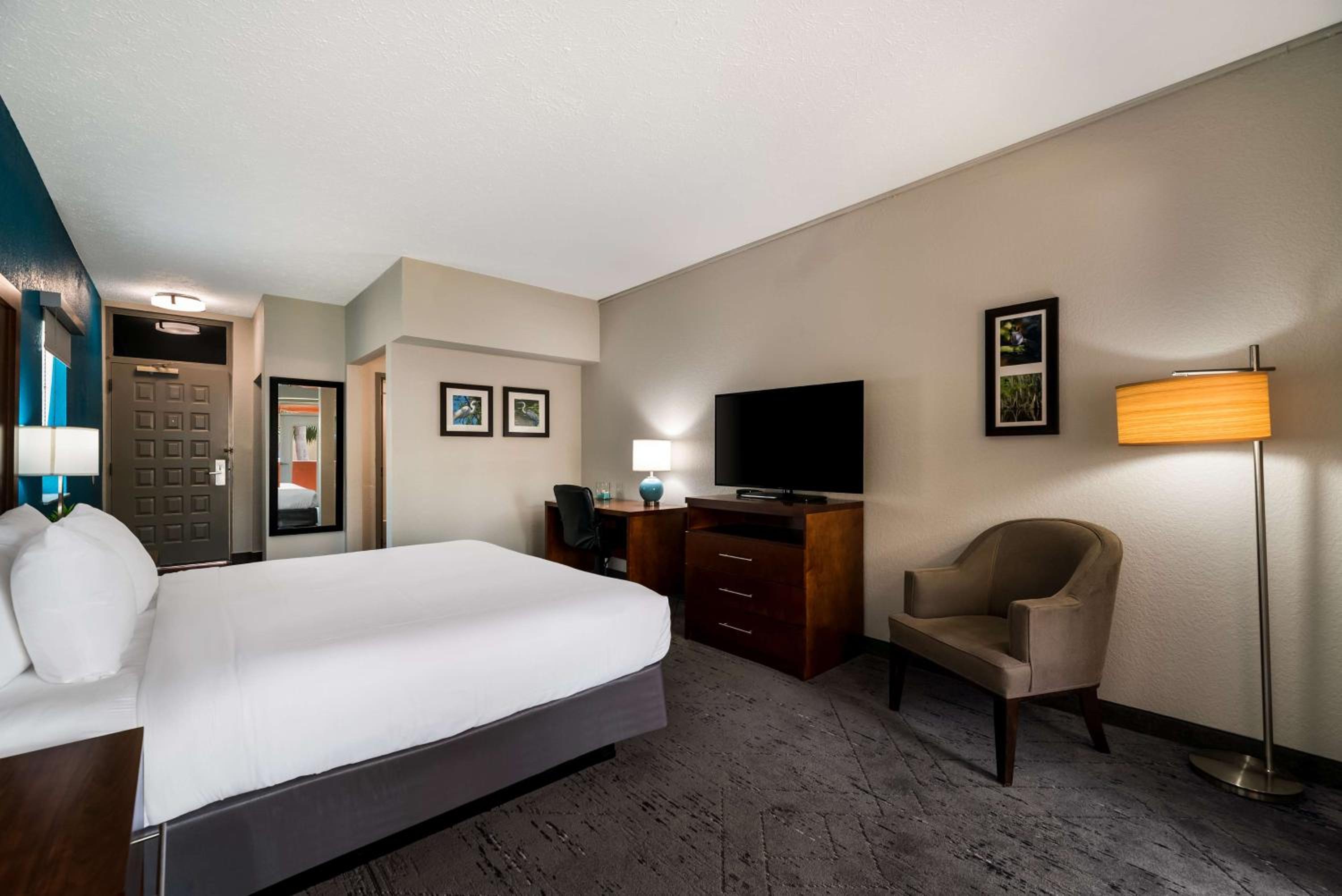 King Room with Balcony - Non-Smoking - Photo 3