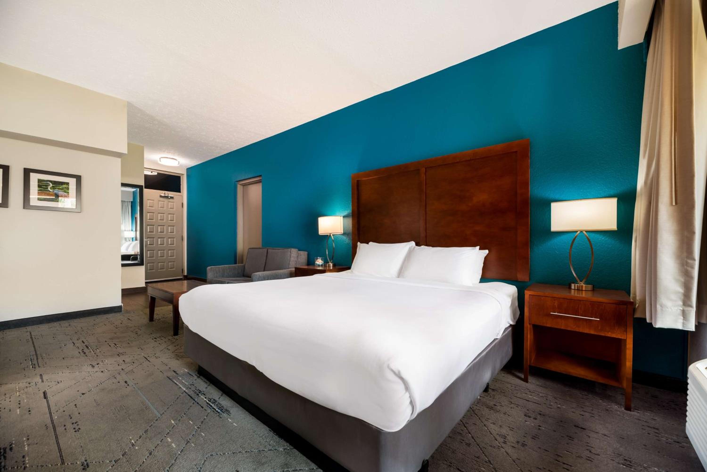 King Room with Sofa Bed and Balcony - Photo 3