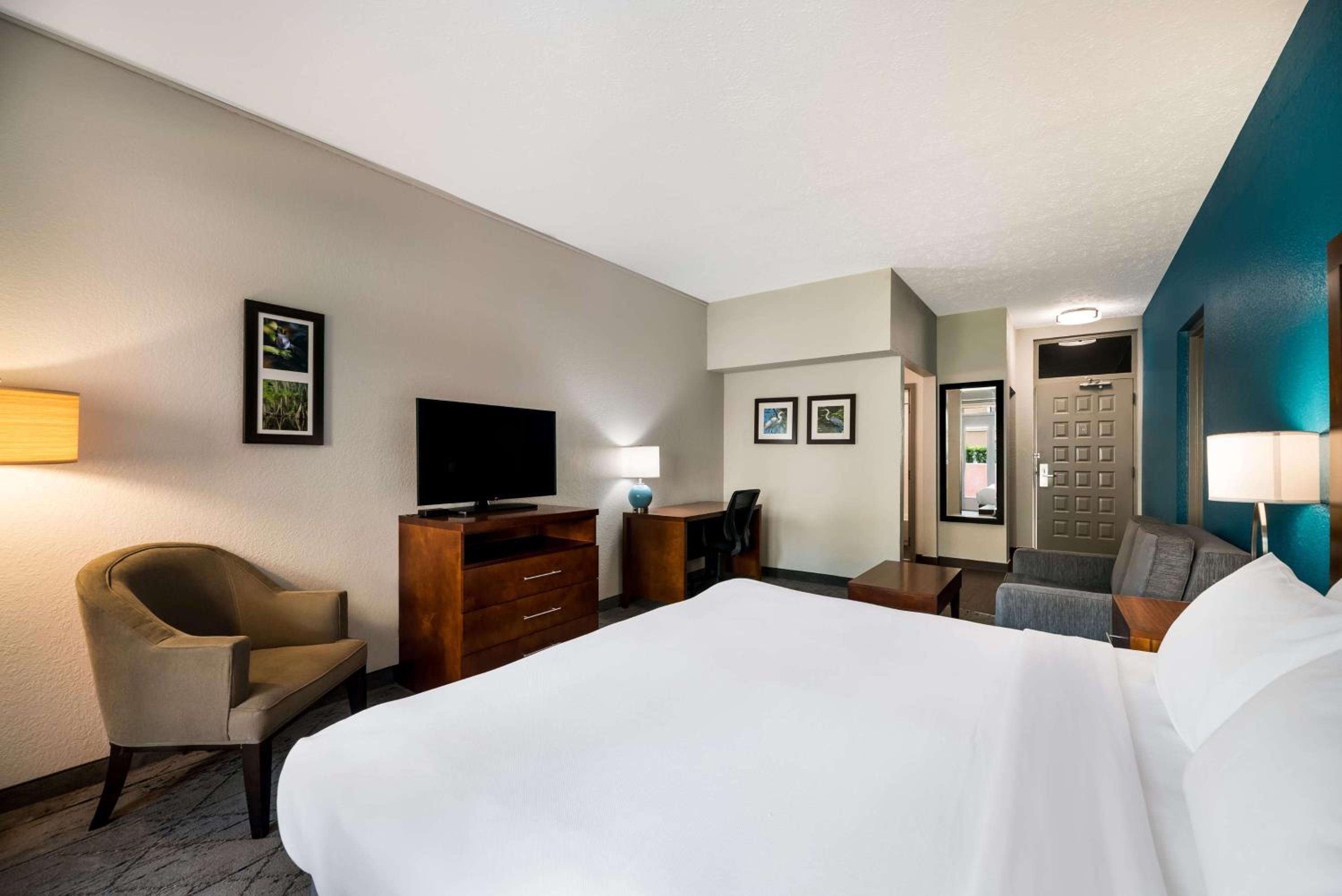 King Room with Sofa Bed and Balcony - Photo 4