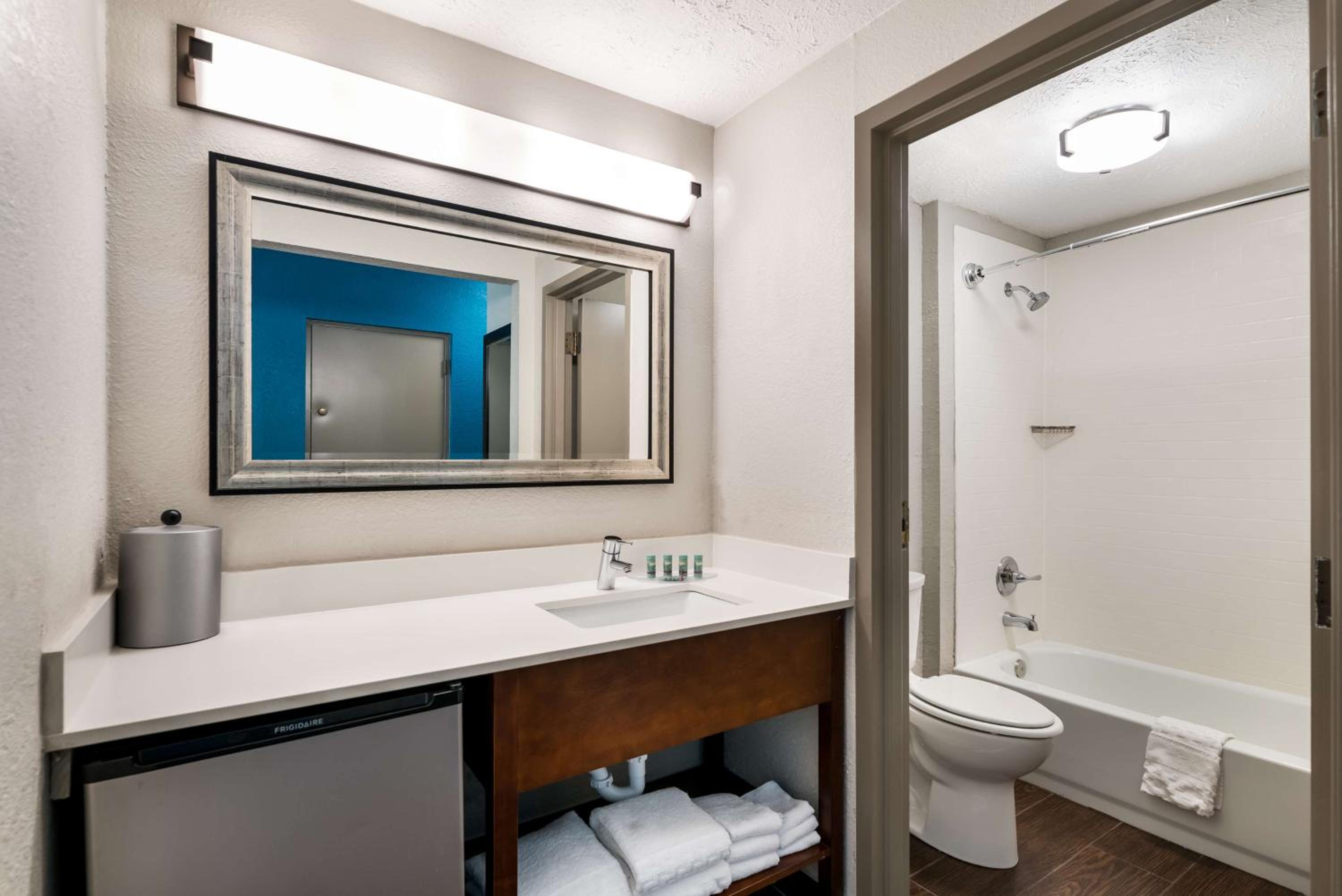 King Room with Balcony - Non-Smoking - Photo 4