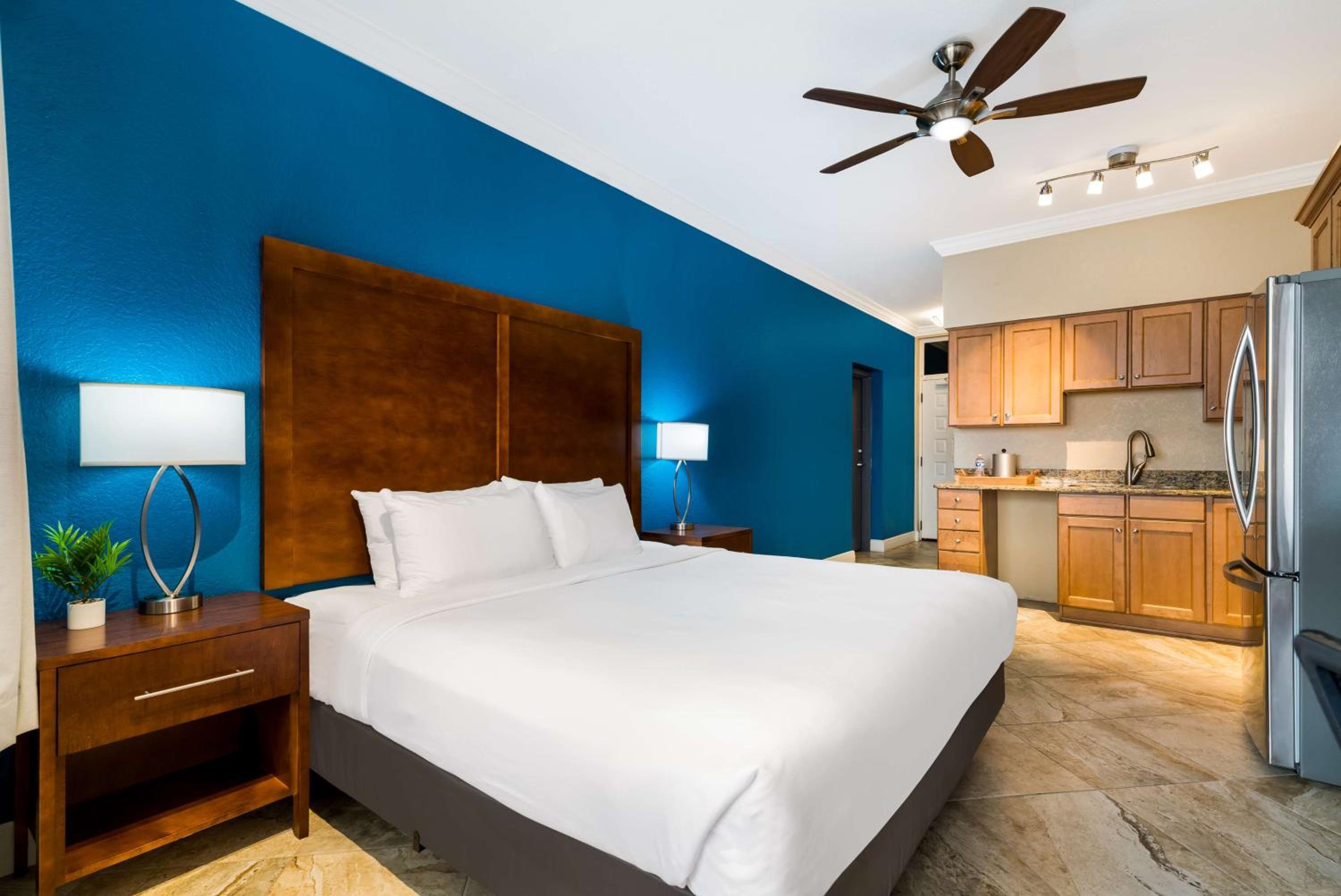 King Suite with Balcony - Photo 2