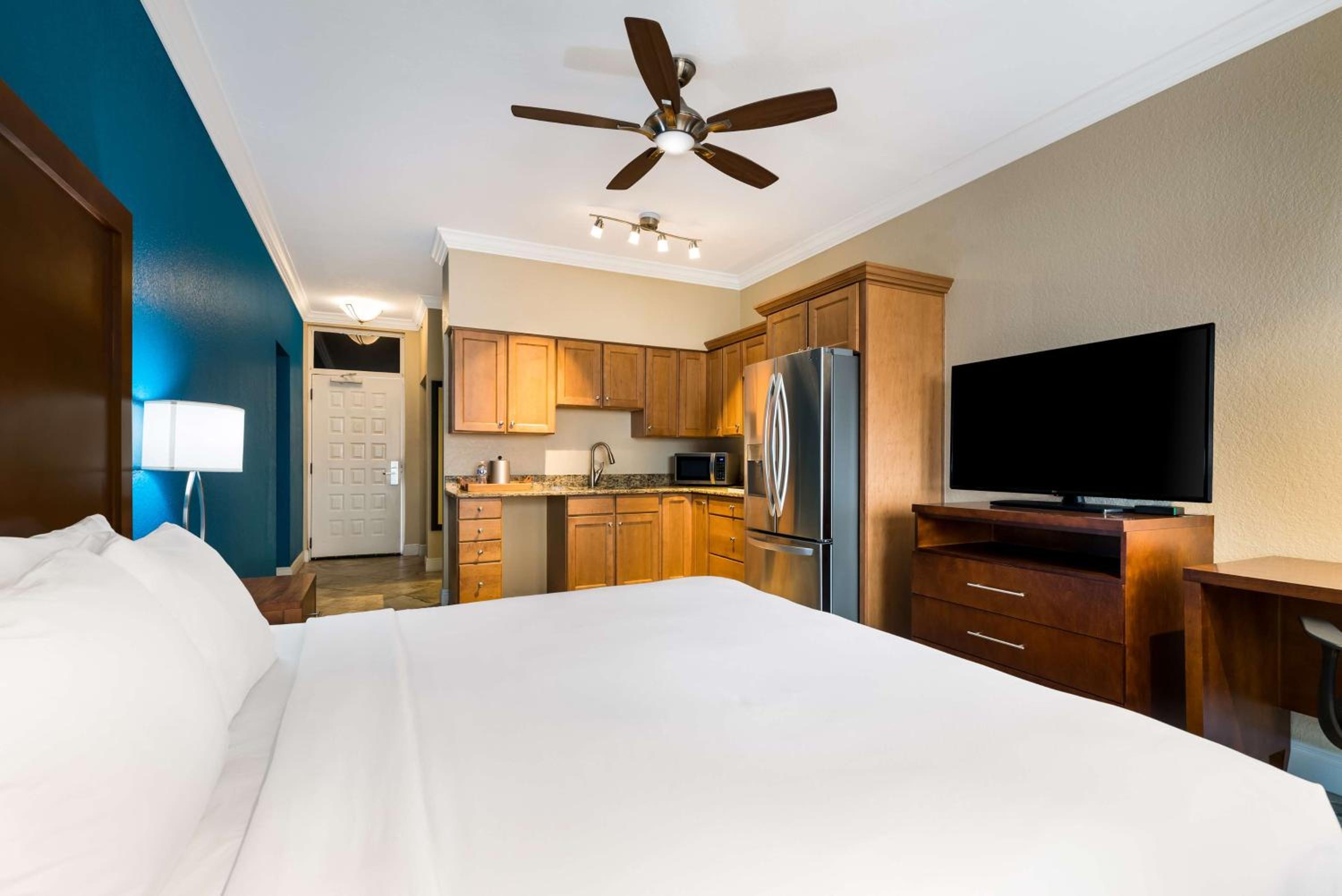 King Suite with Balcony - Photo 3