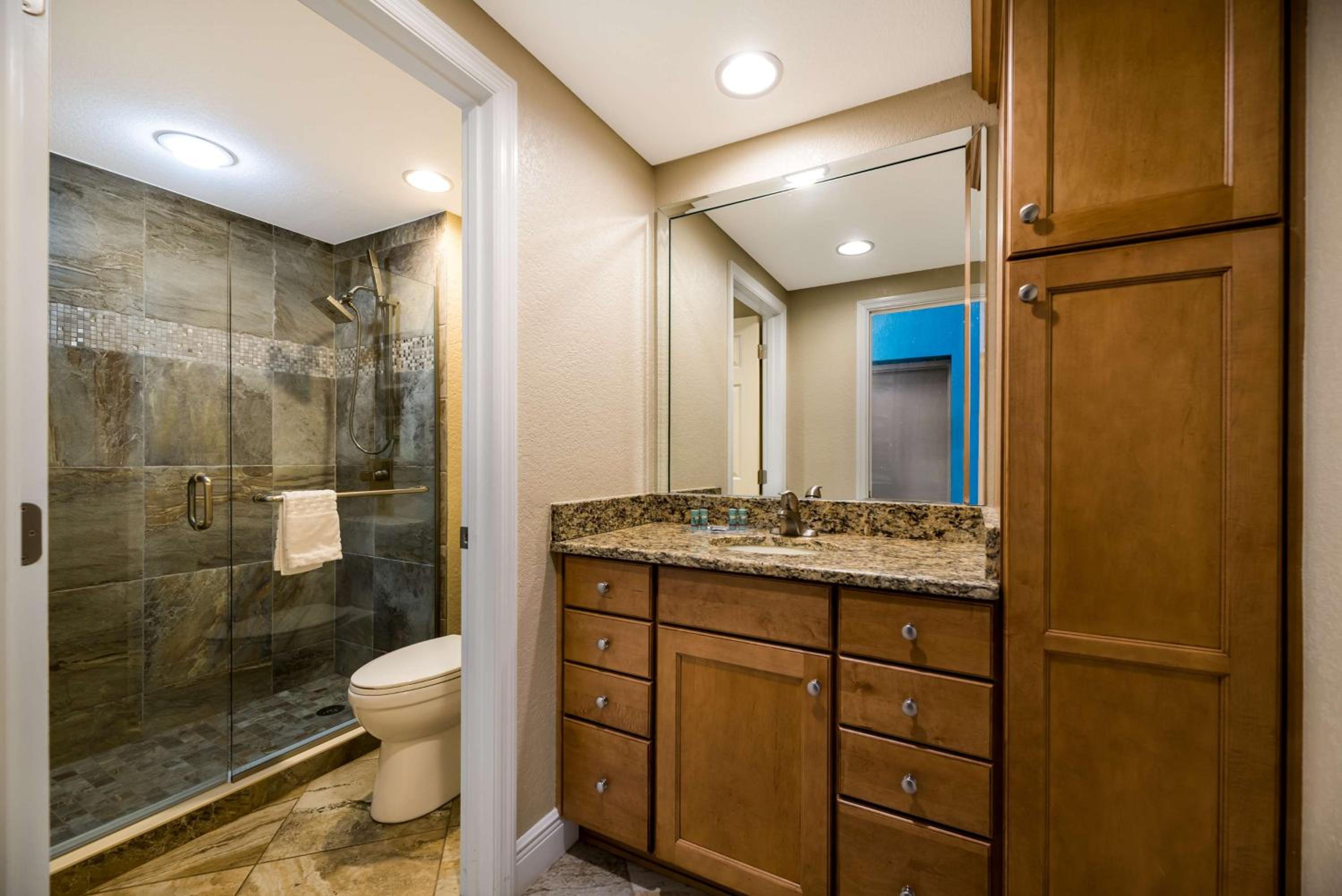 King Suite with Balcony - Photo 4