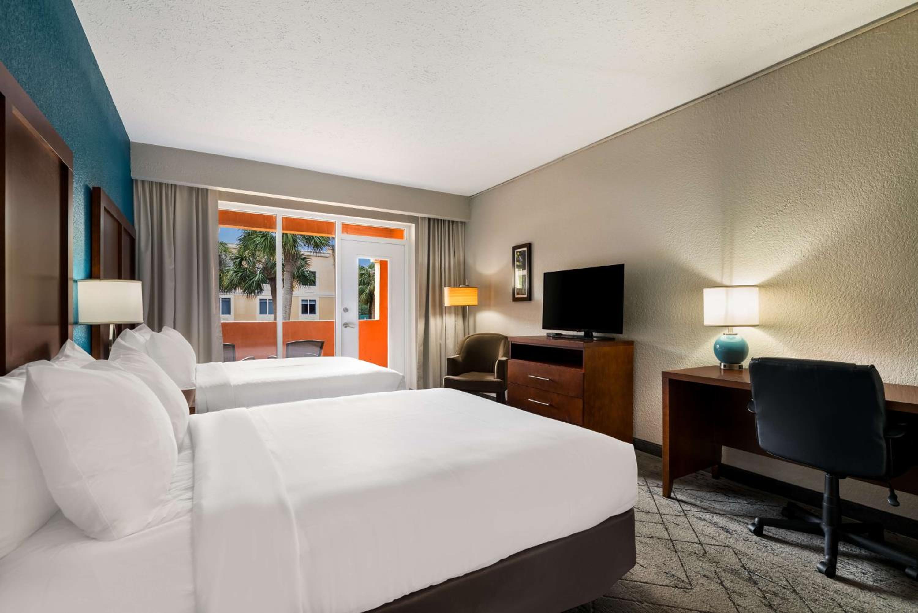 Queen Room with Two Queen Beds and Balcony - Non-Smoking - Photo 3