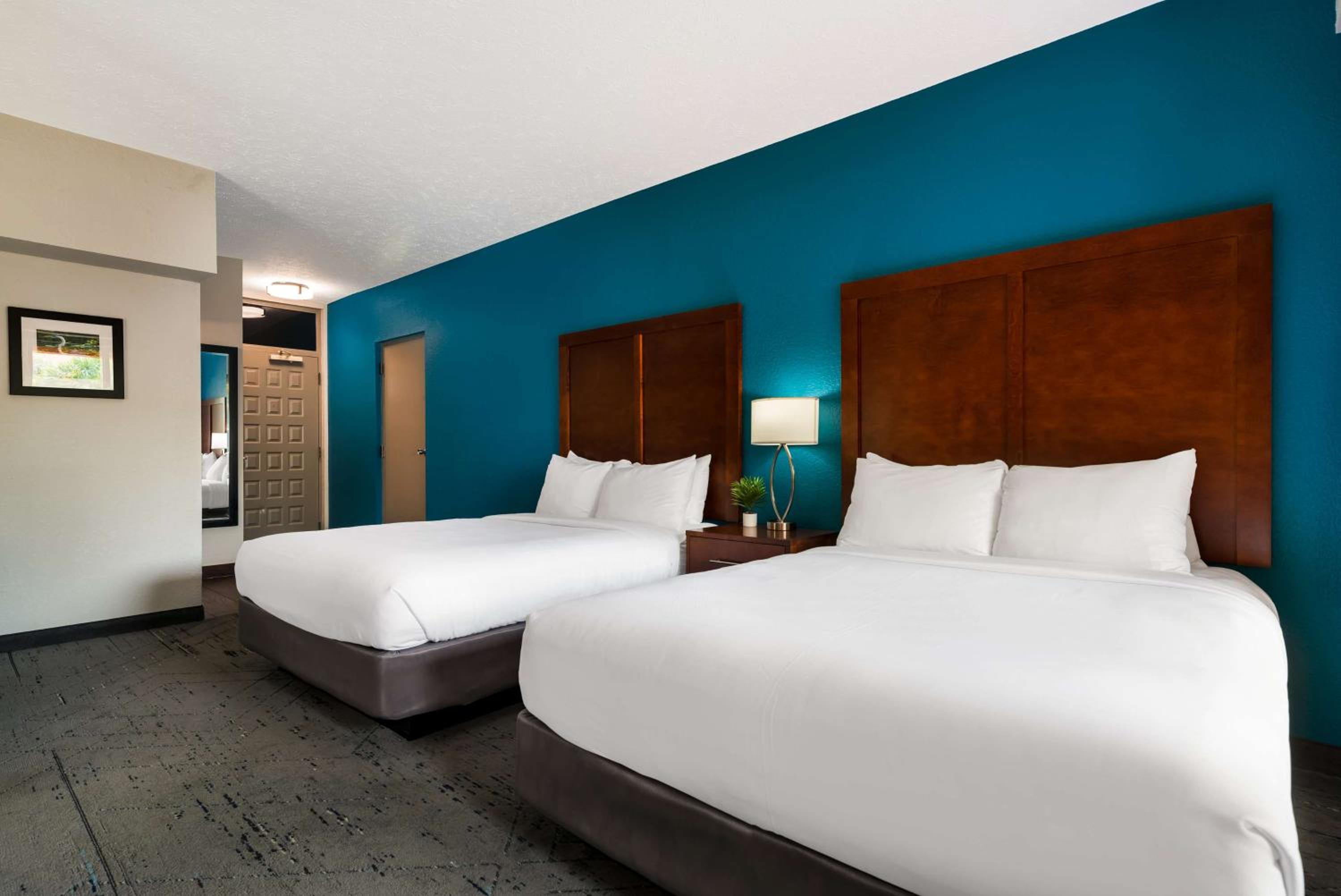 Queen Room with Two Queen Beds and Balcony - Non-Smoking - Photo 2