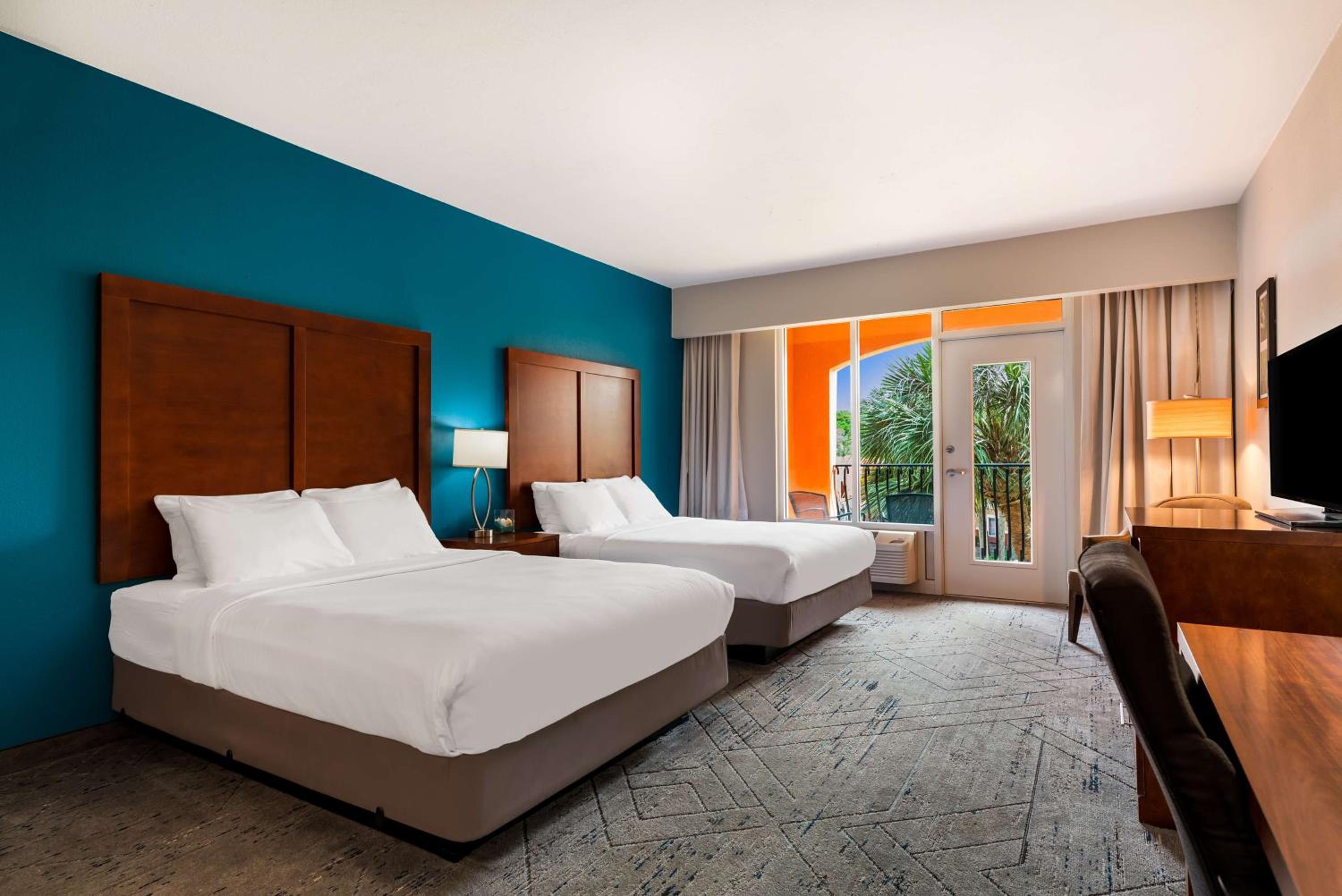 Queen Room with Two Queen Beds and Balcony - Non-Smoking - Photo 7
