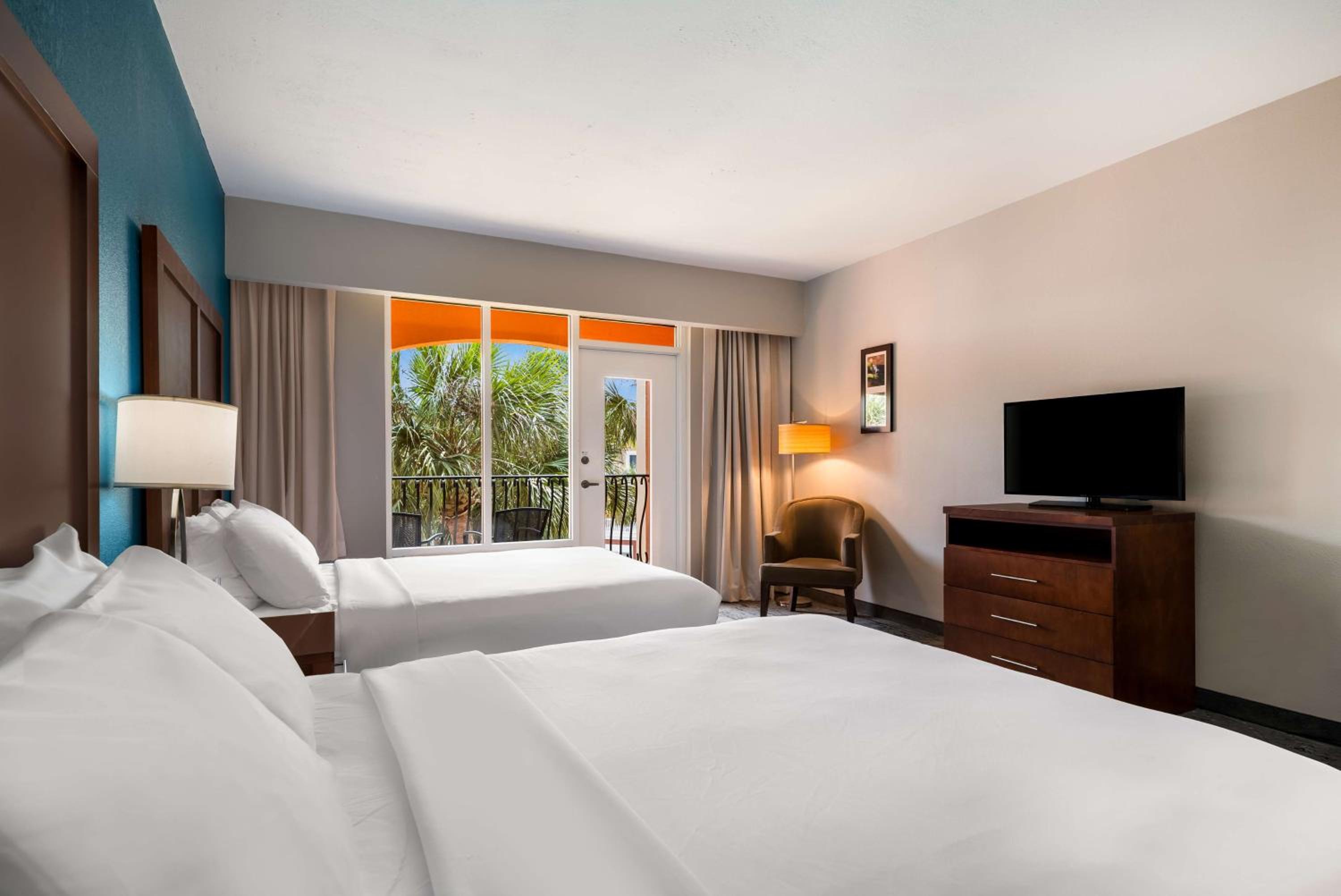 Queen Room with Two Queen Beds and Balcony - Non-Smoking - Photo 6