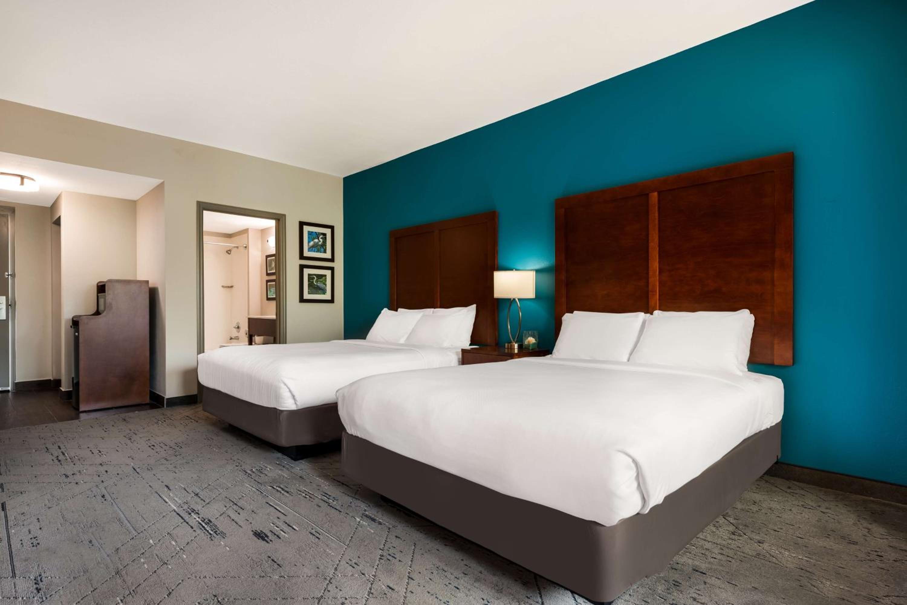 Queen Room with Two Queen Beds and Balcony - Non-Smoking - Photo 5