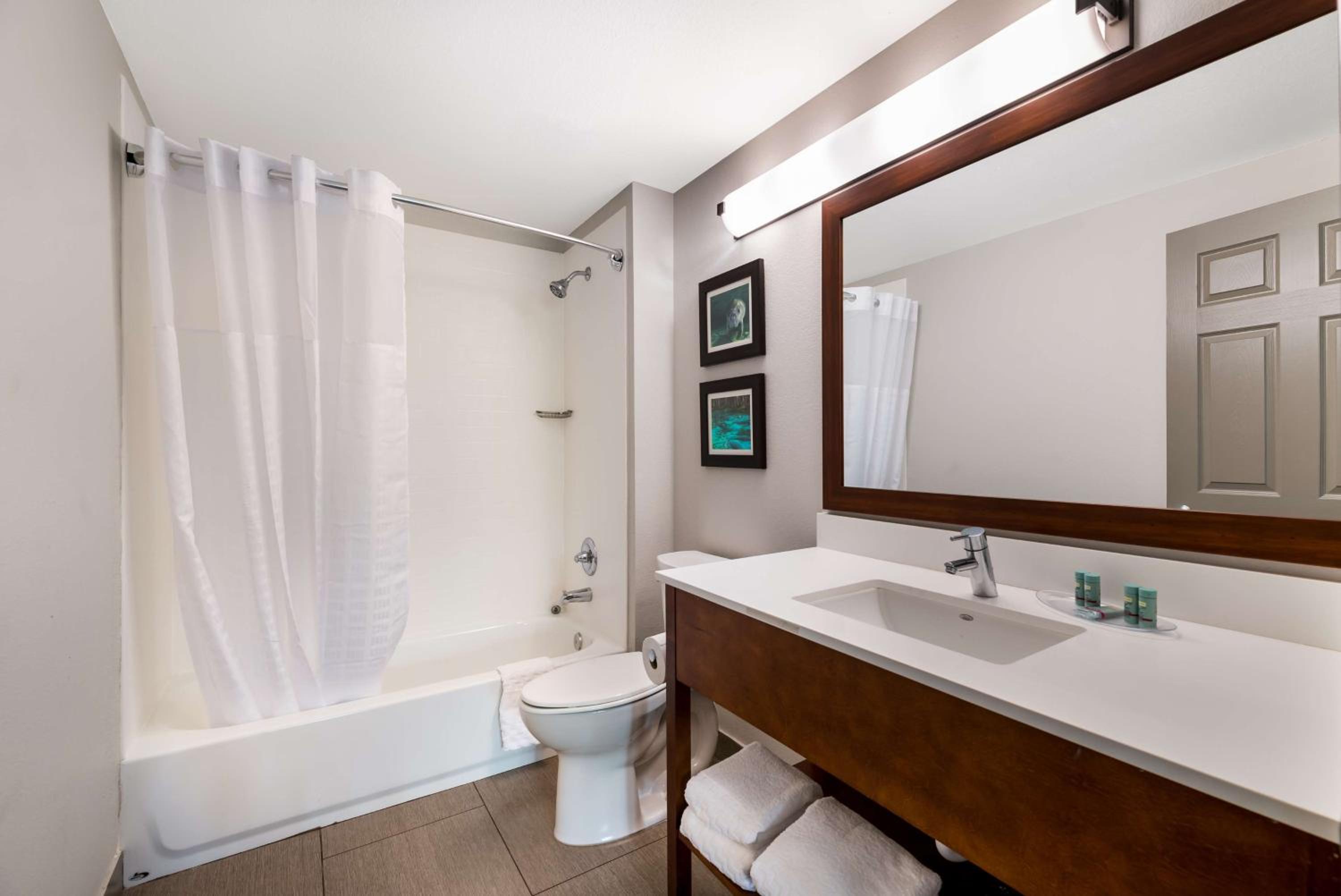 Queen Room with Two Queen Beds and Balcony - Non-Smoking - Photo 4