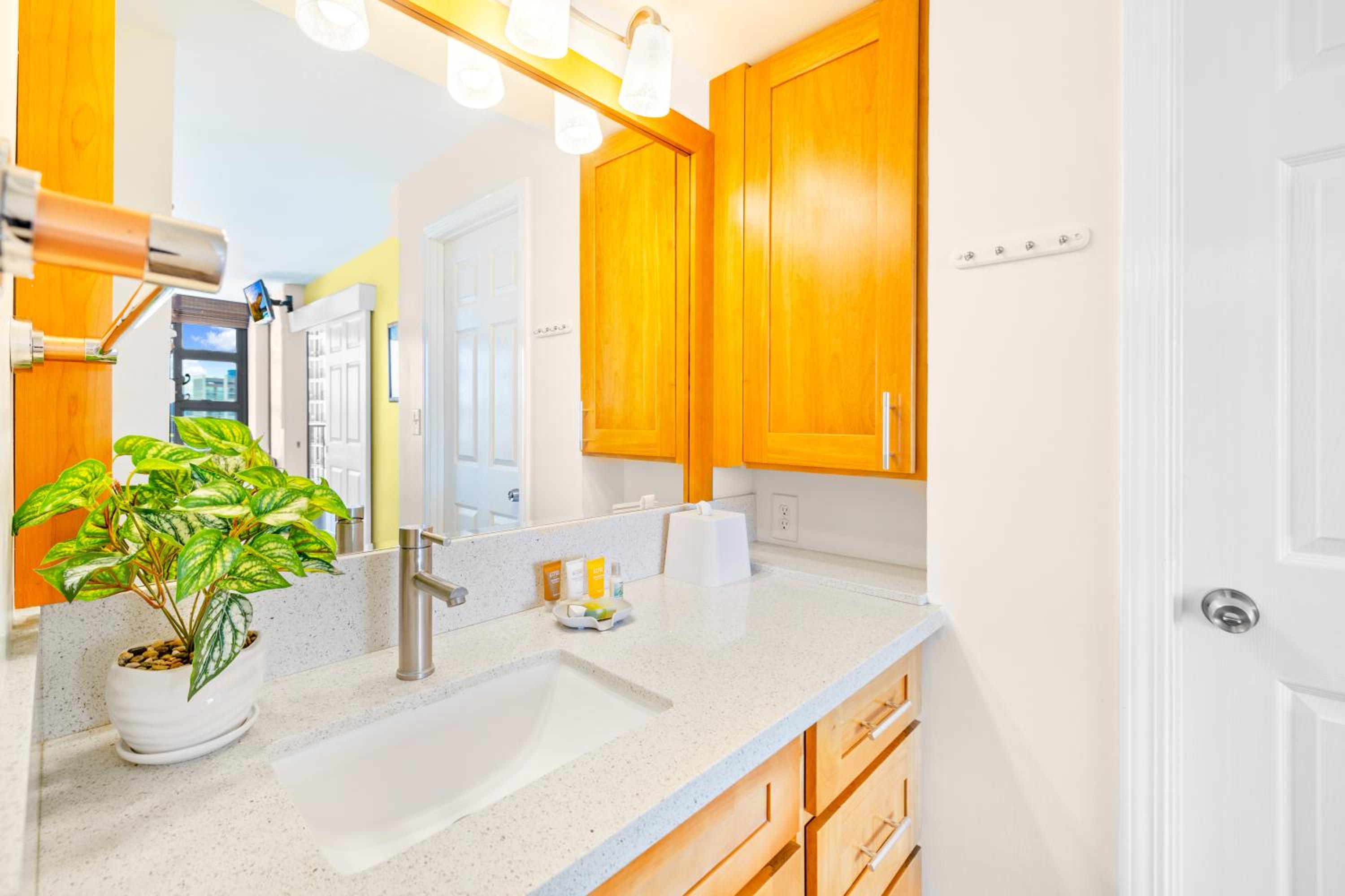 Cozy 1BR Ocean View Condo, Near Beach with Parking: One-Bedroom Apartment with Ocean View photo