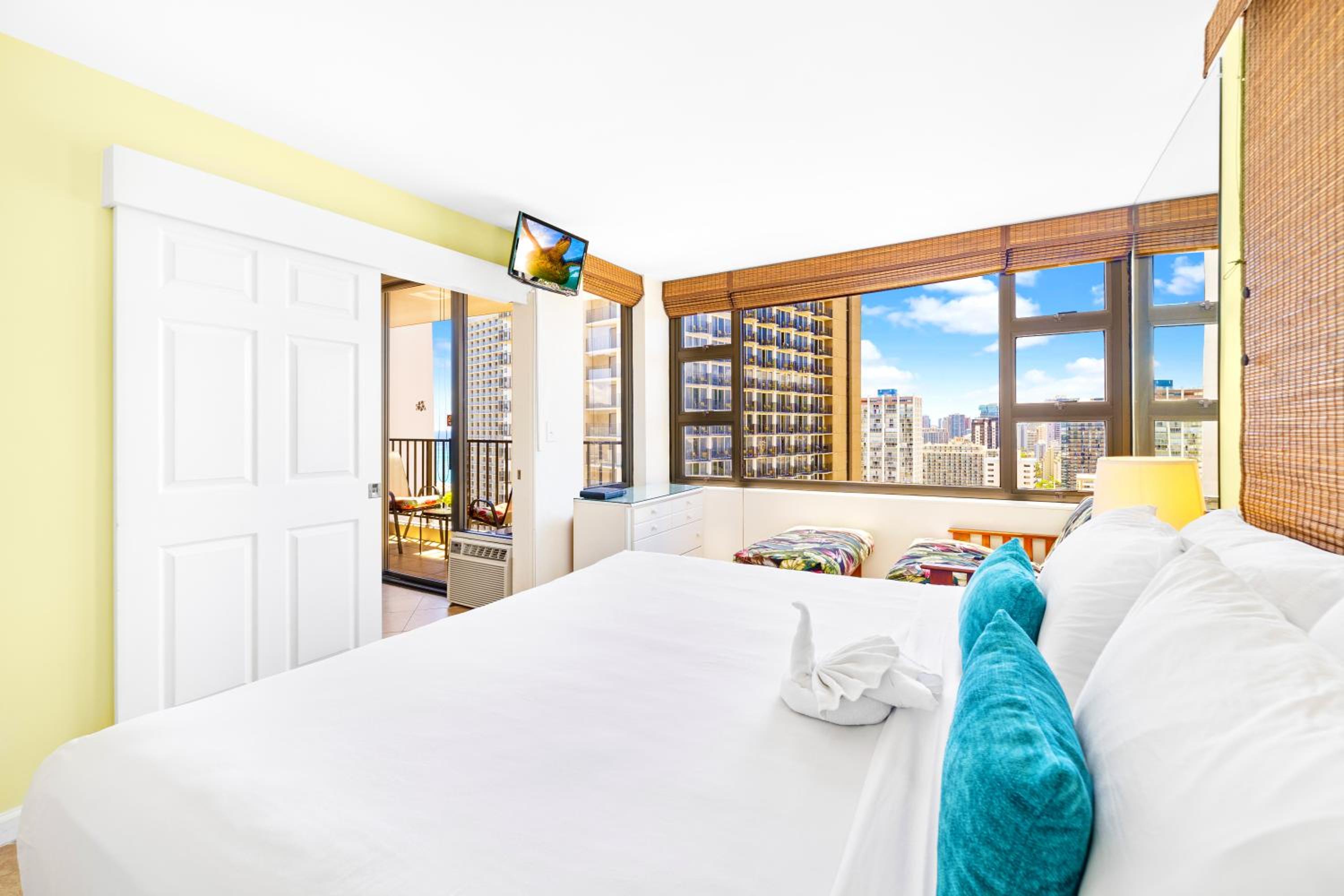 Cozy 1BR Ocean View Condo, Near Beach with Parking: One-Bedroom Apartment with Ocean View photo