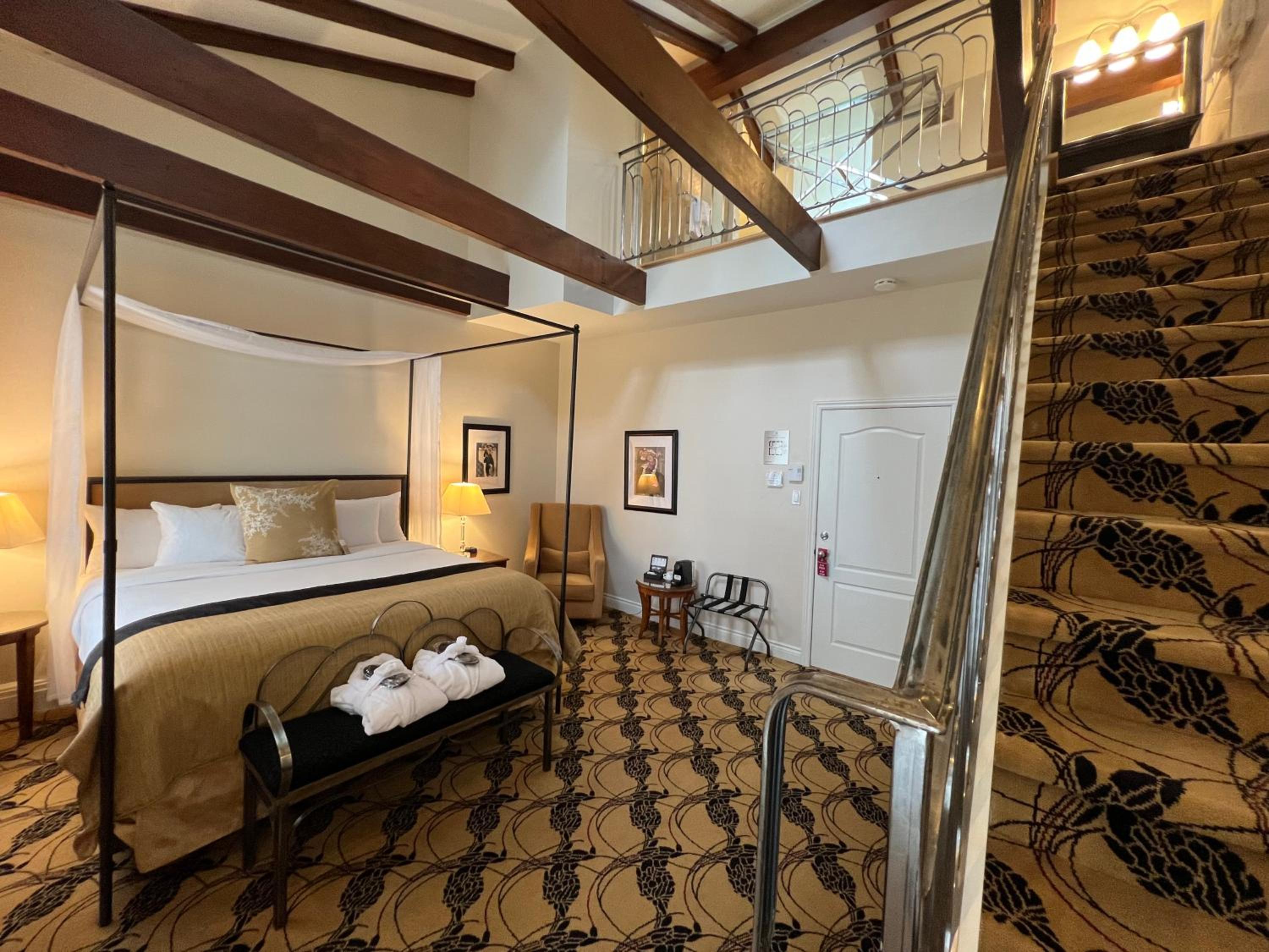 Contemporary Junior Suite thumbnail 5