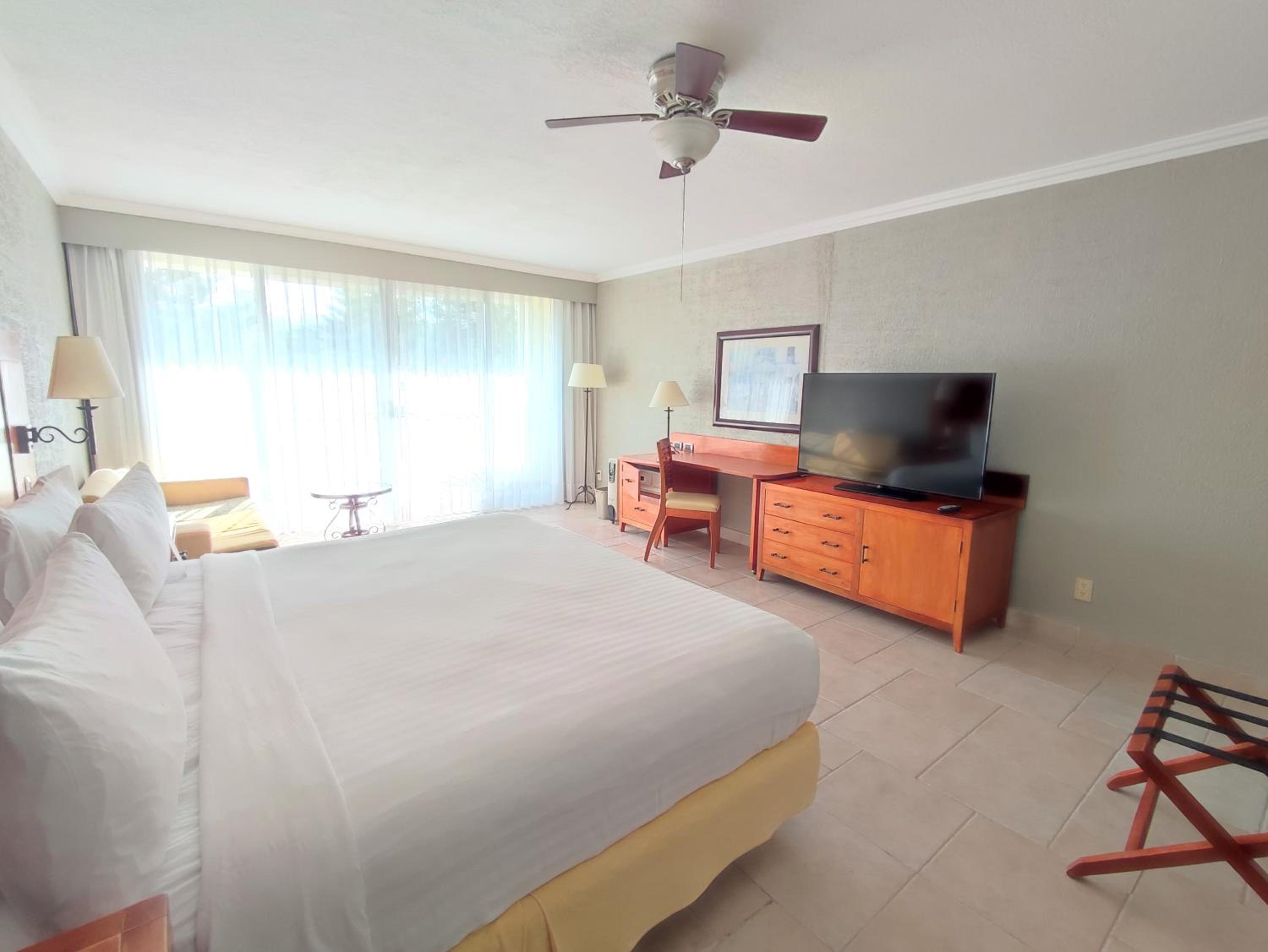 Guest Room, 1 King Bed, Mountain View, Balcony
