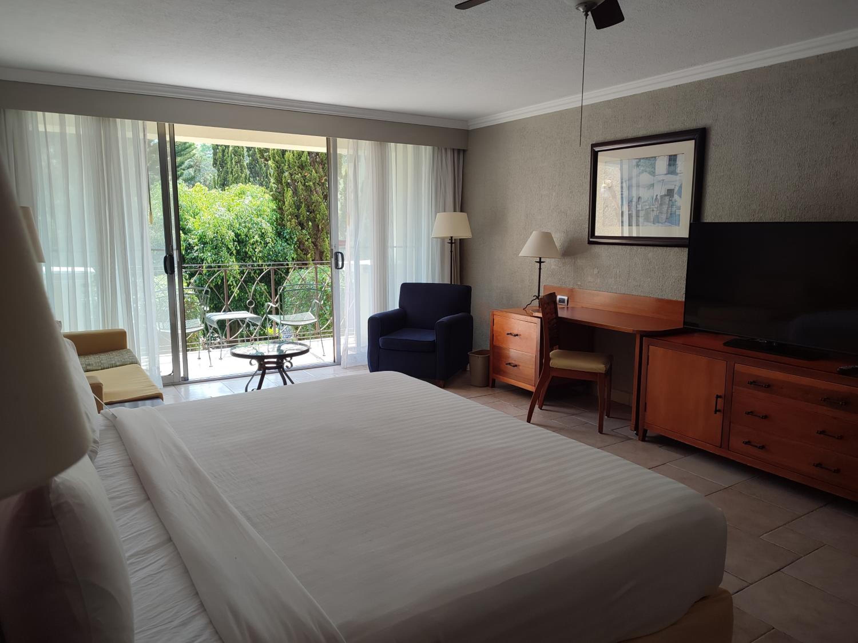 Guest Room, 1 King Bed, Garden View, Balcony