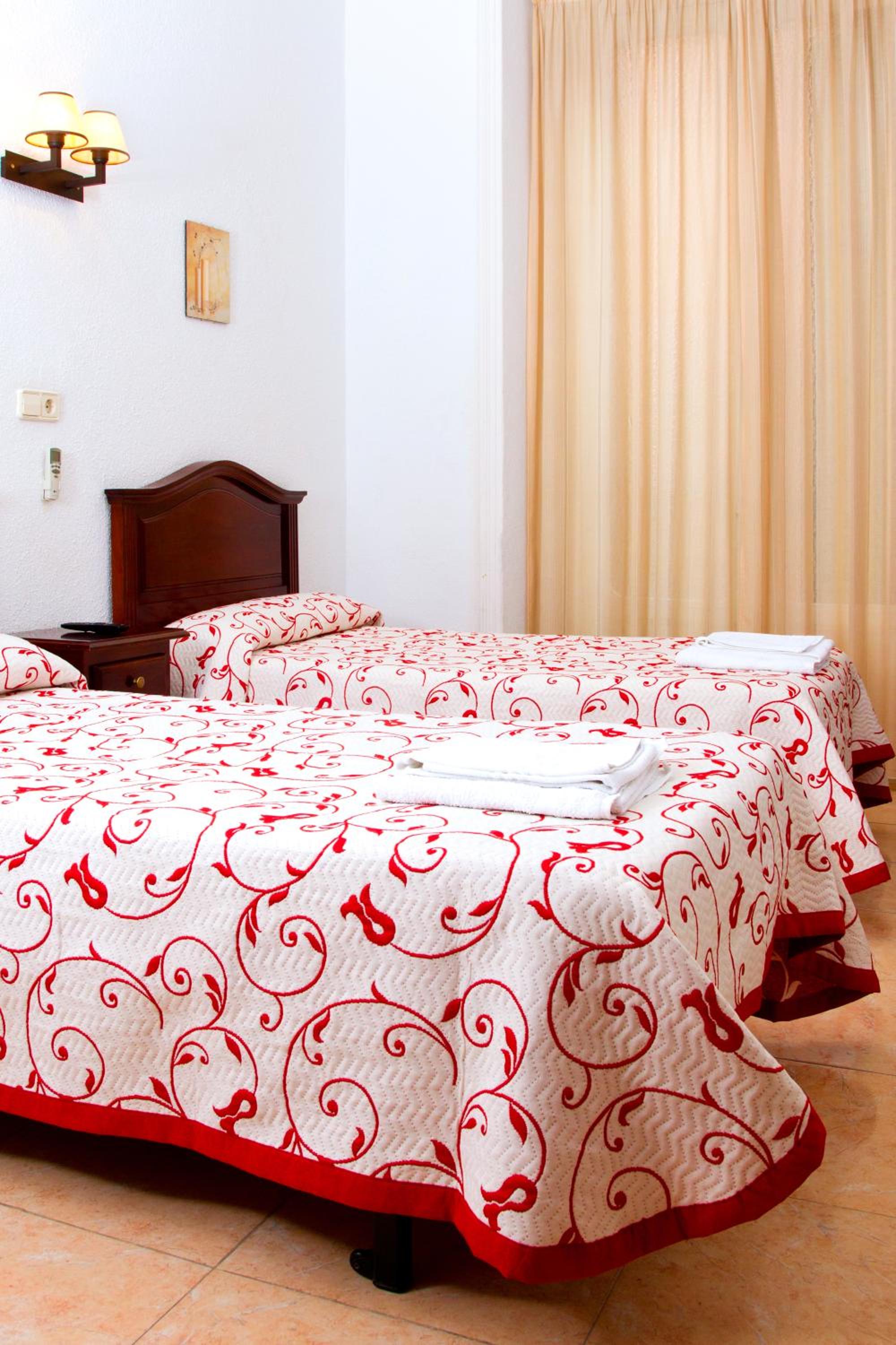 Twin Room - Photo 1