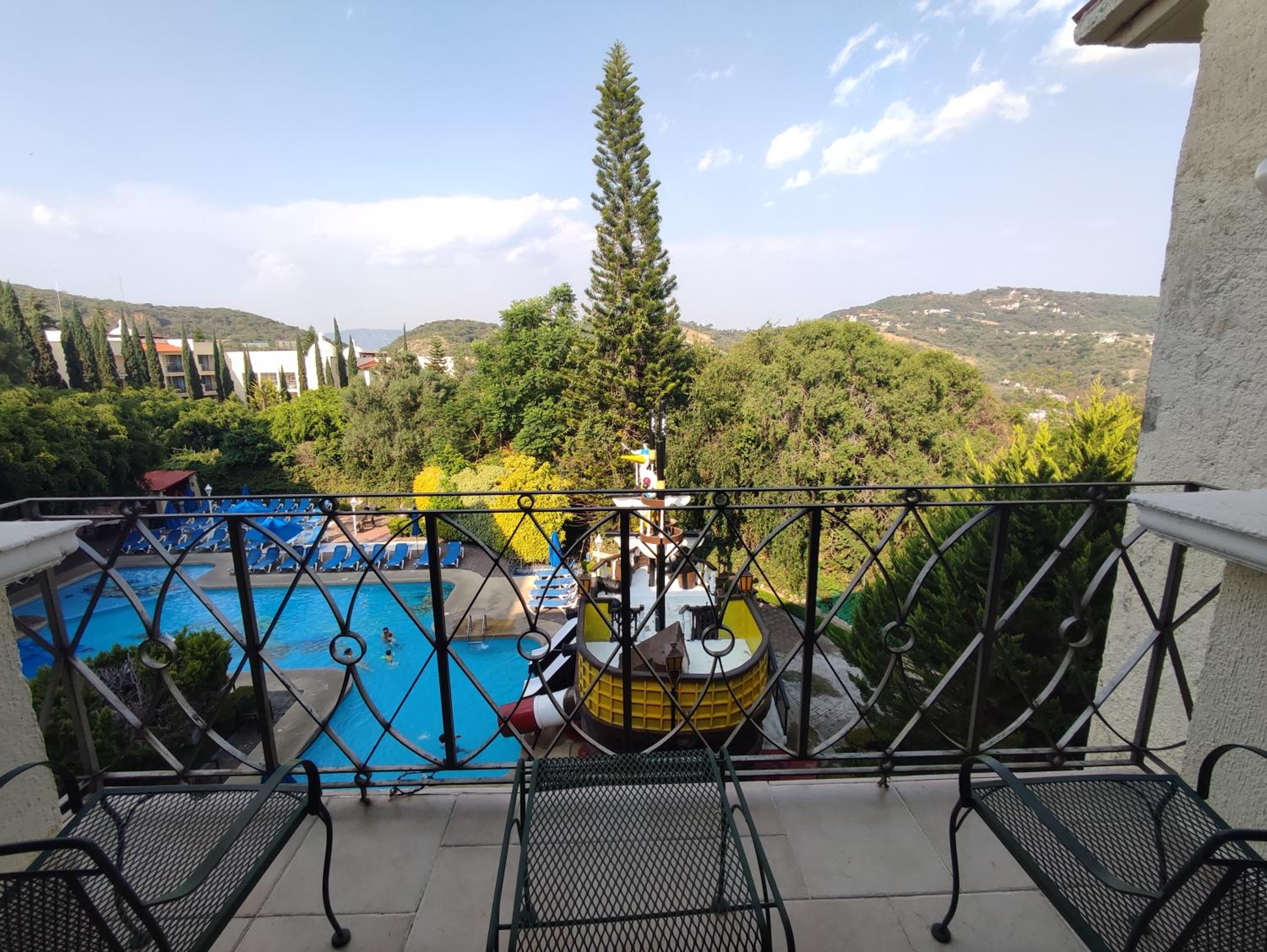 Guest Room, 1 King Bed, Pool View, Balcony  photo 3