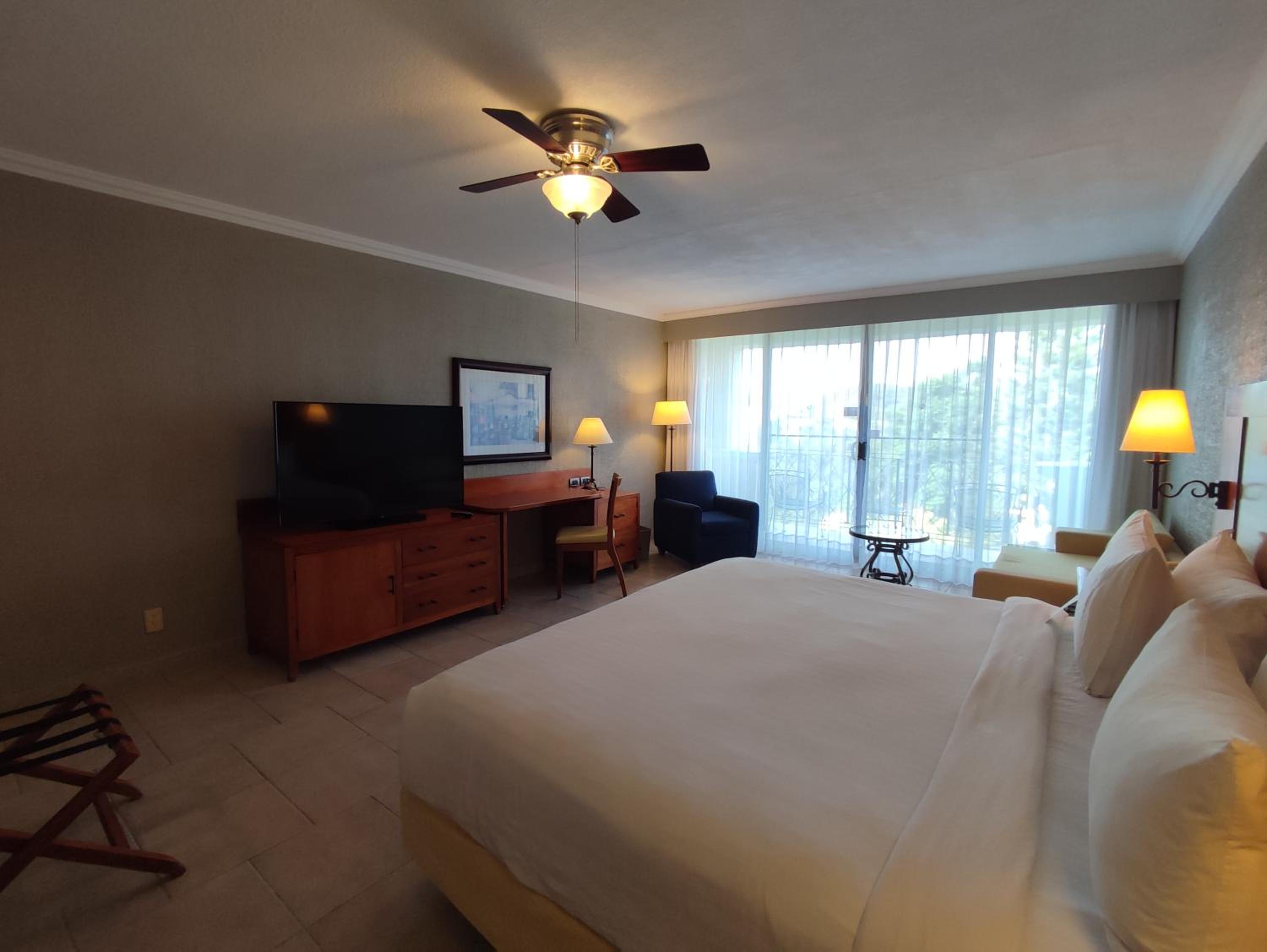 Guest Room, 1 King Bed, Pool View, Balcony