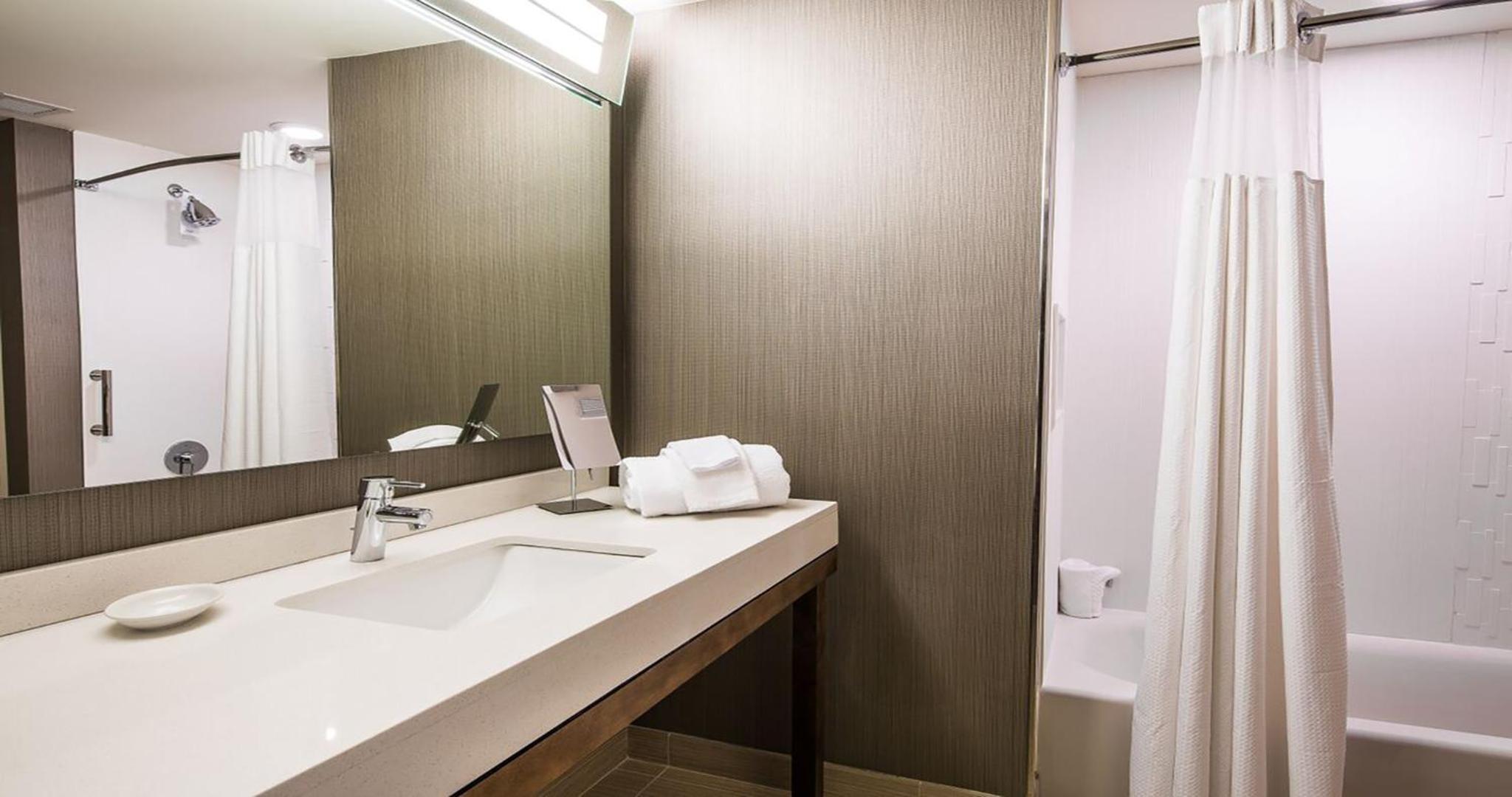 Queen Room with Two Queen Beds and Bathtub - Mobility Access