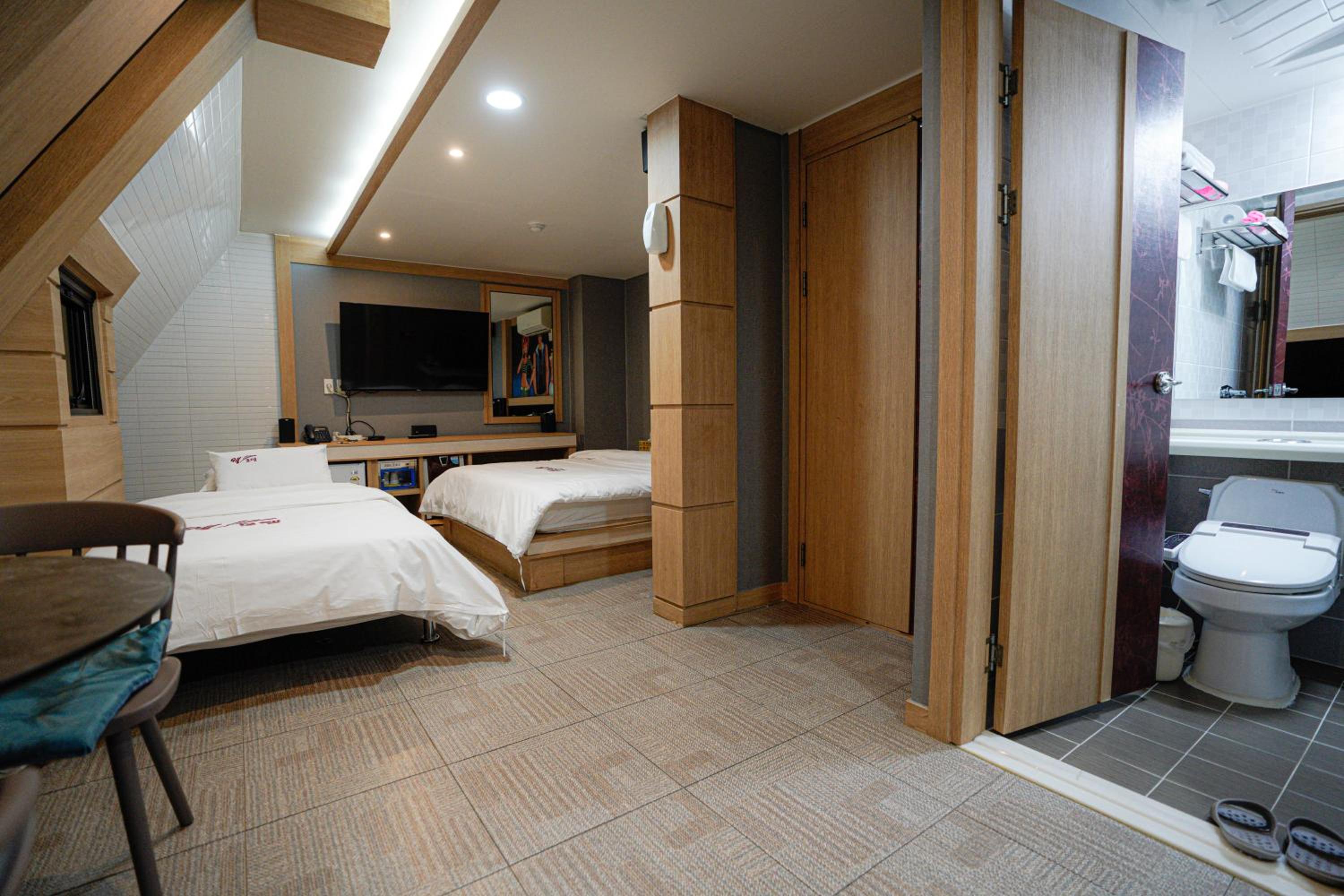 Deluxe Twin Room - Photo 8