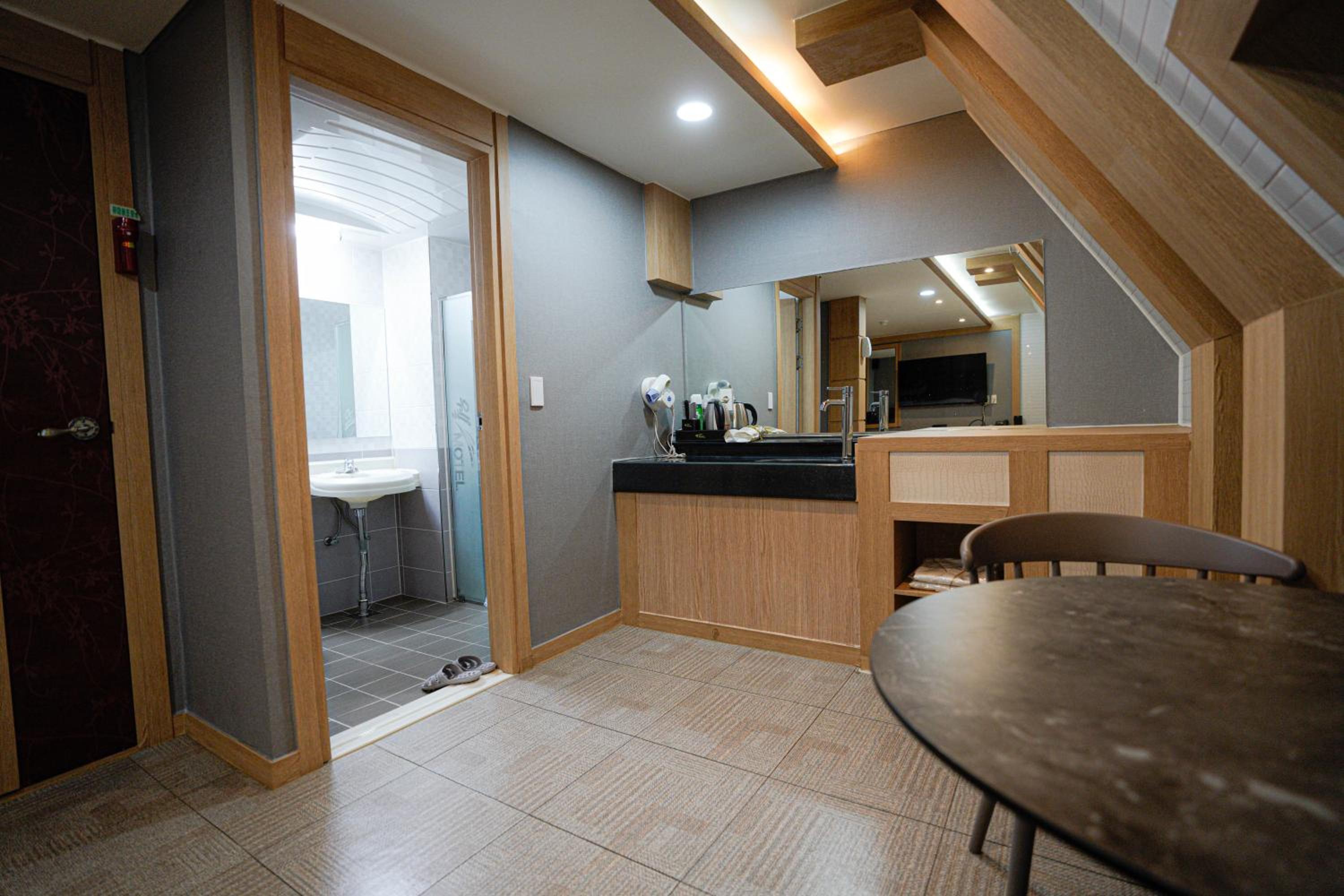 Deluxe Twin Room - Photo 9