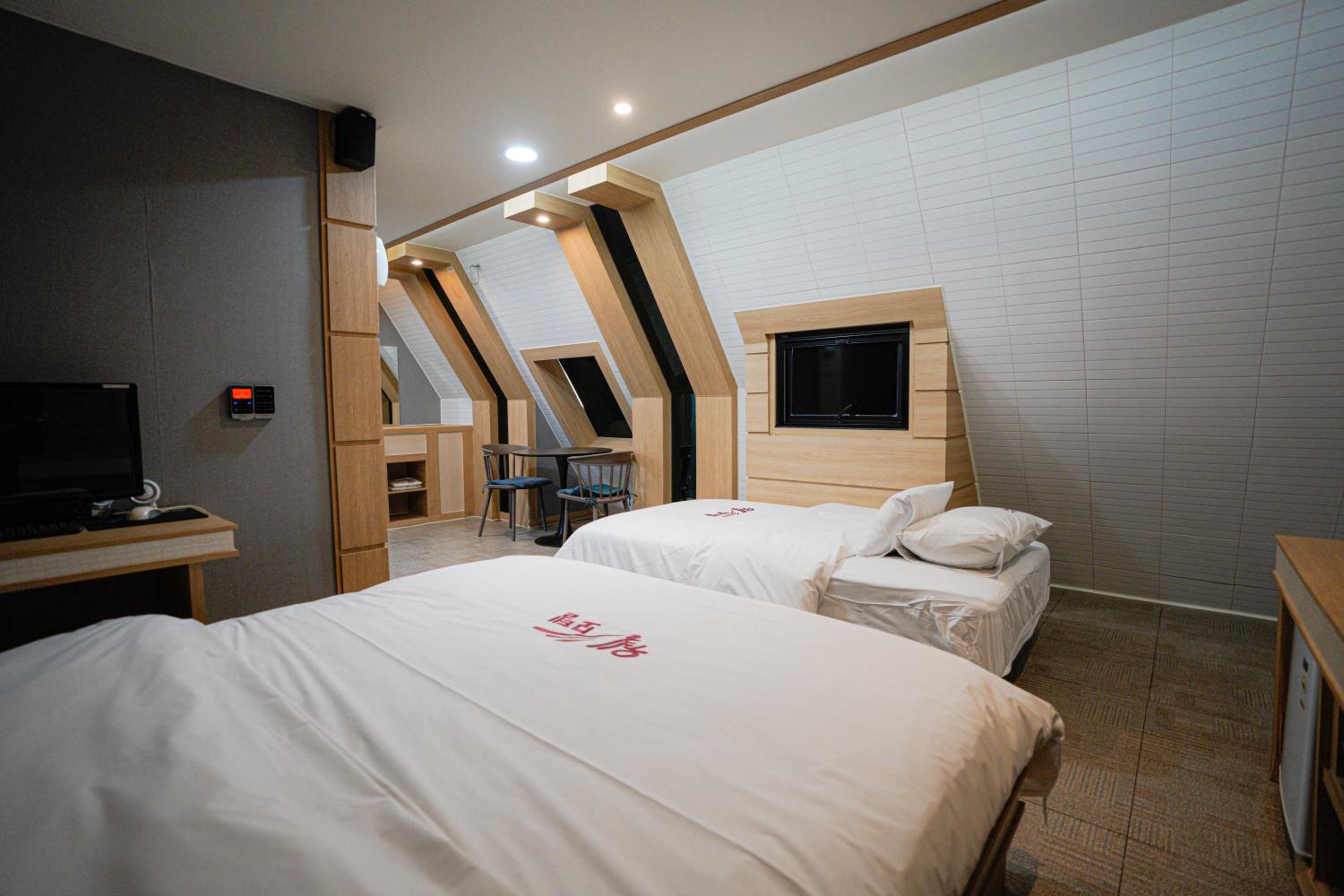 Deluxe Twin Room - Photo 11
