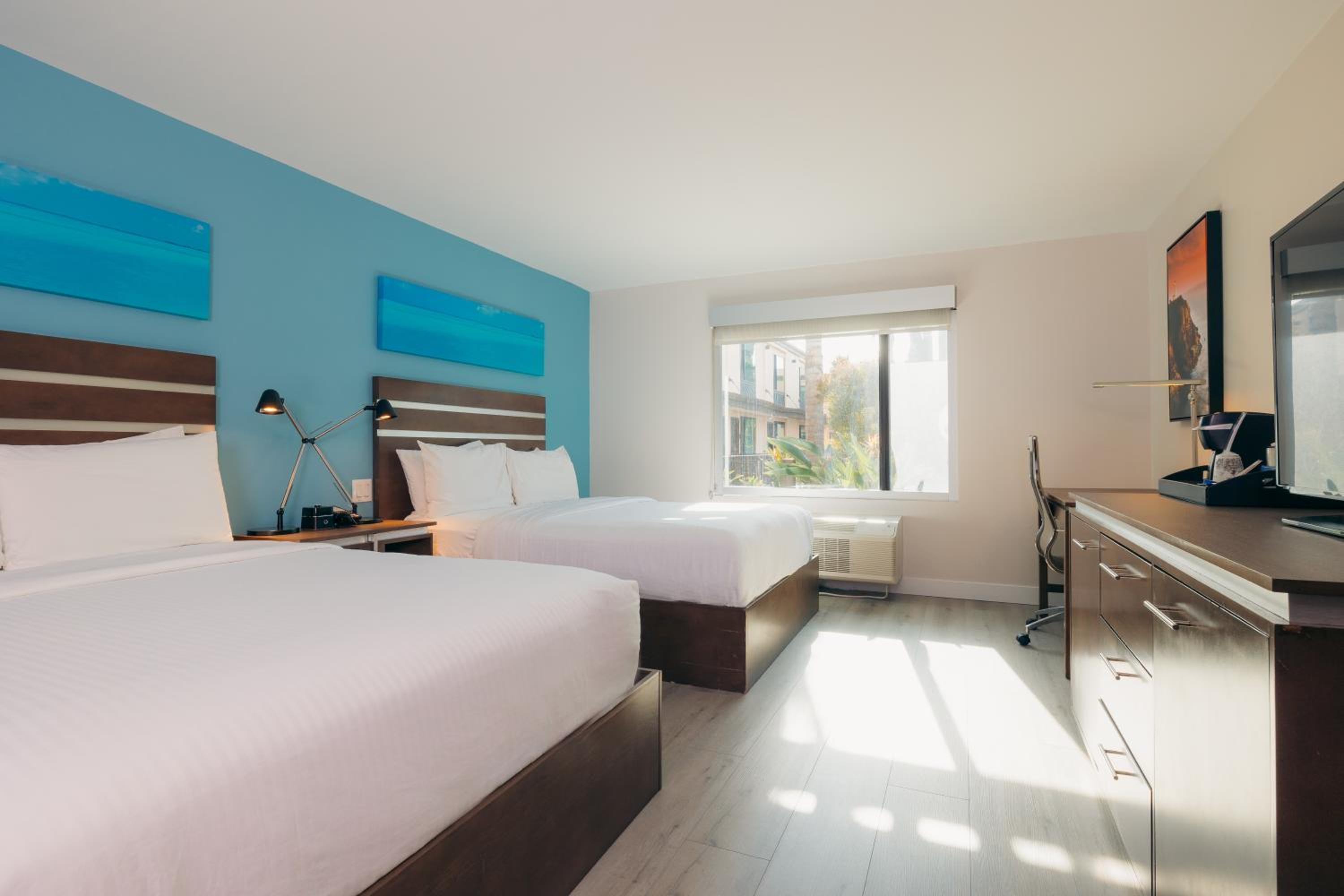 Standard Room, 2 Queen Beds, Non-Smoking - Photo 4