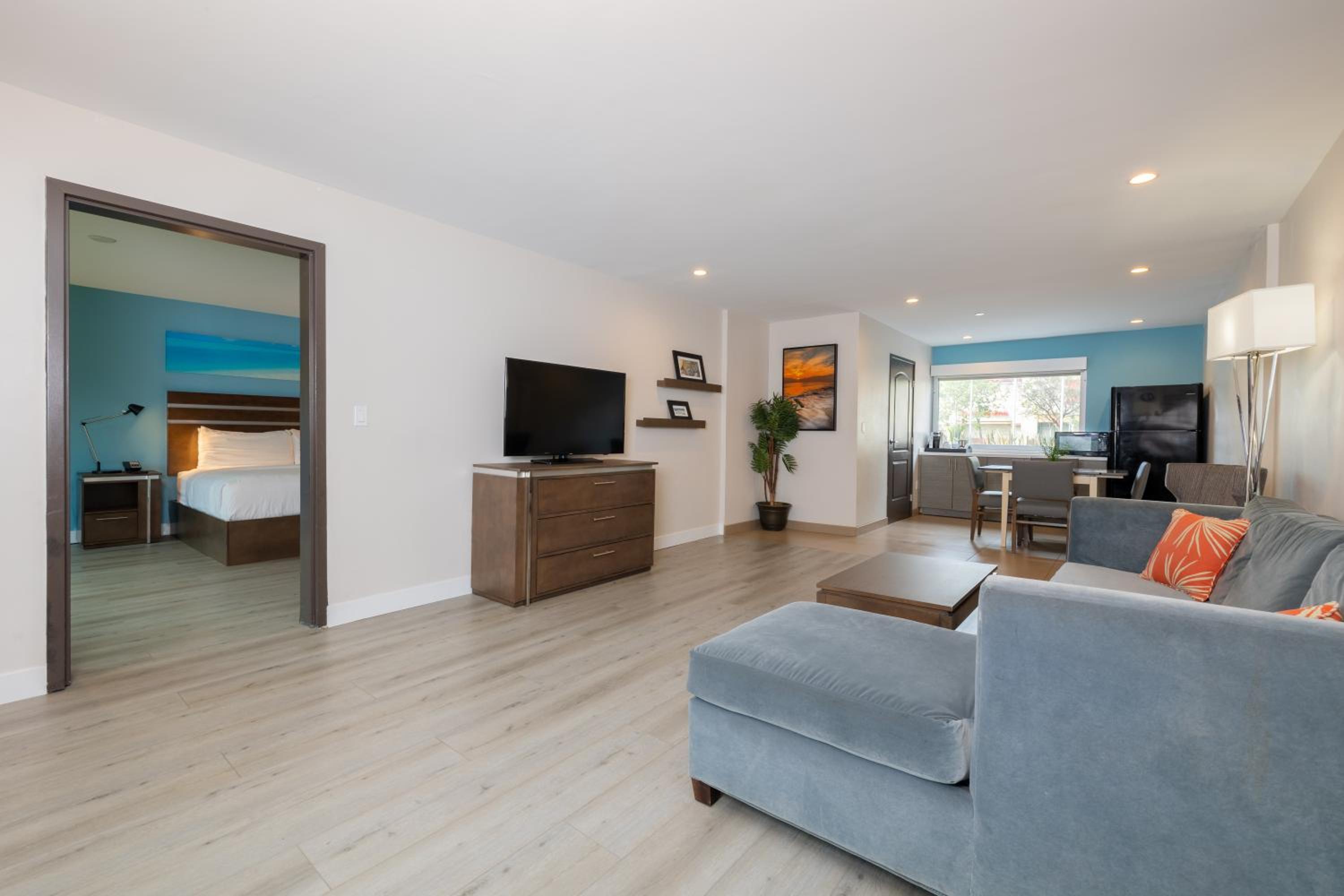 1 Bedroom Suite, 1 King Bed with Living and Dining Room, Non-Smoking - Photo 1
