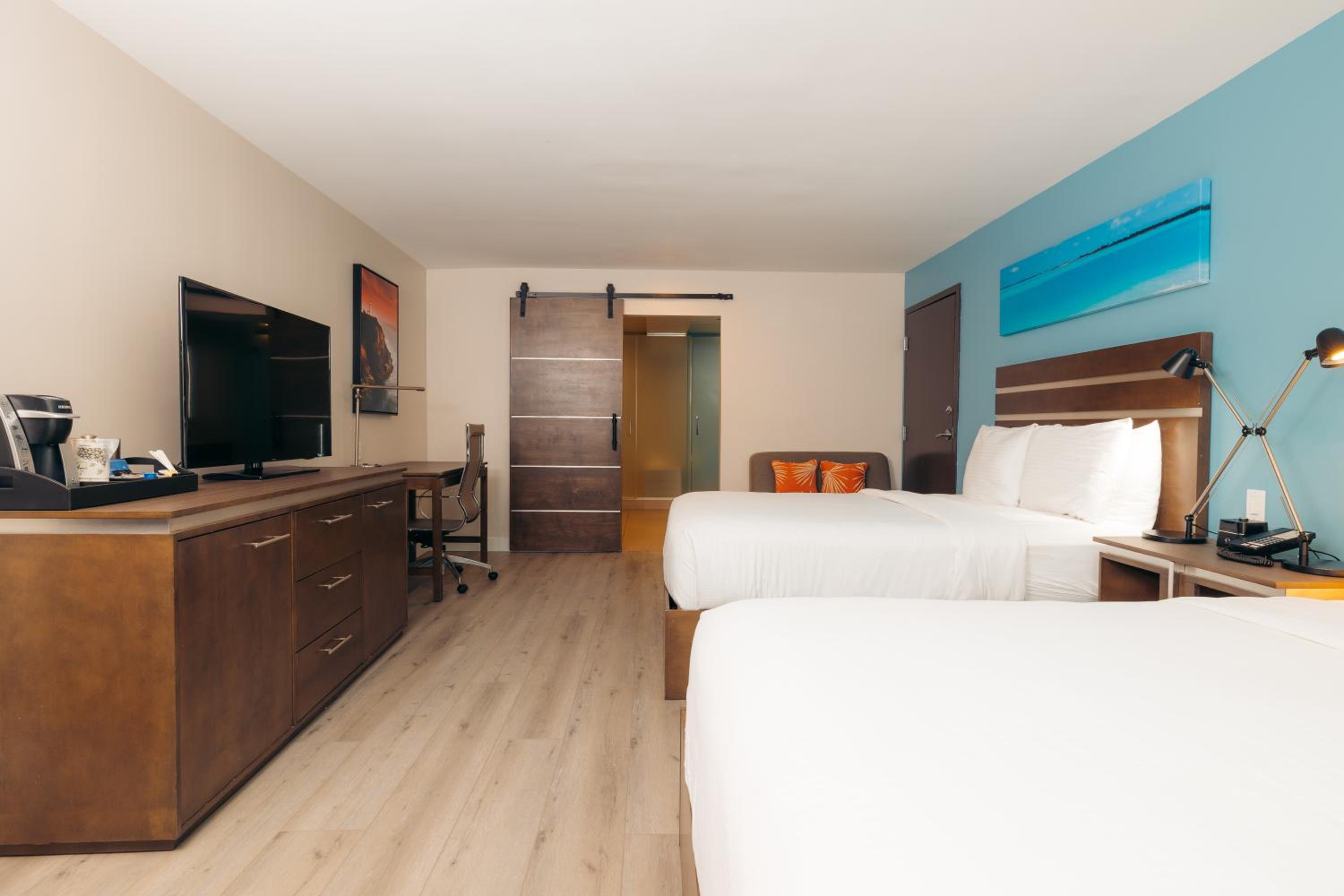 Queen Suite with Two Queen Beds and Soaking Tub - Non-Smoking - Photo 3