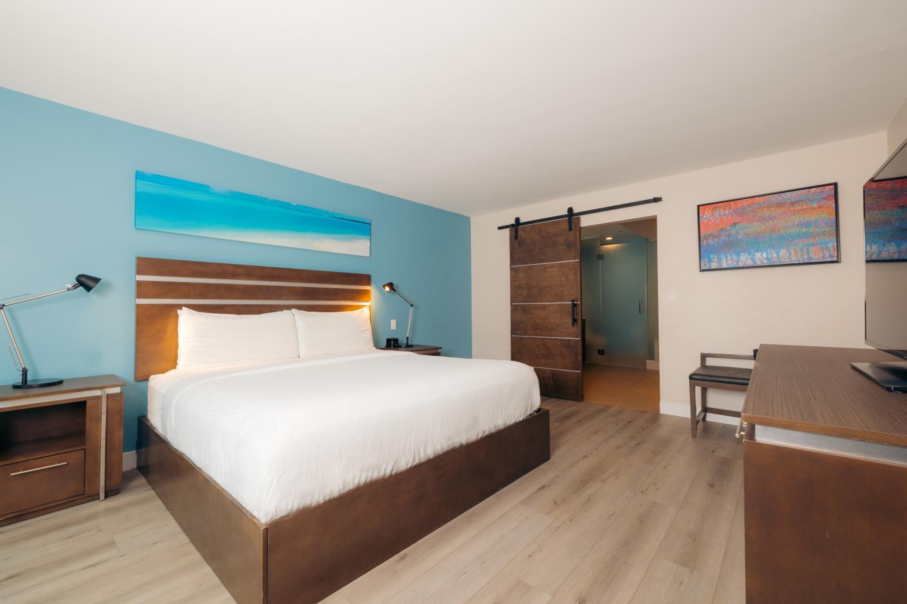Standard Room, 1 King Bed, Non-Smoking - Photo 4
