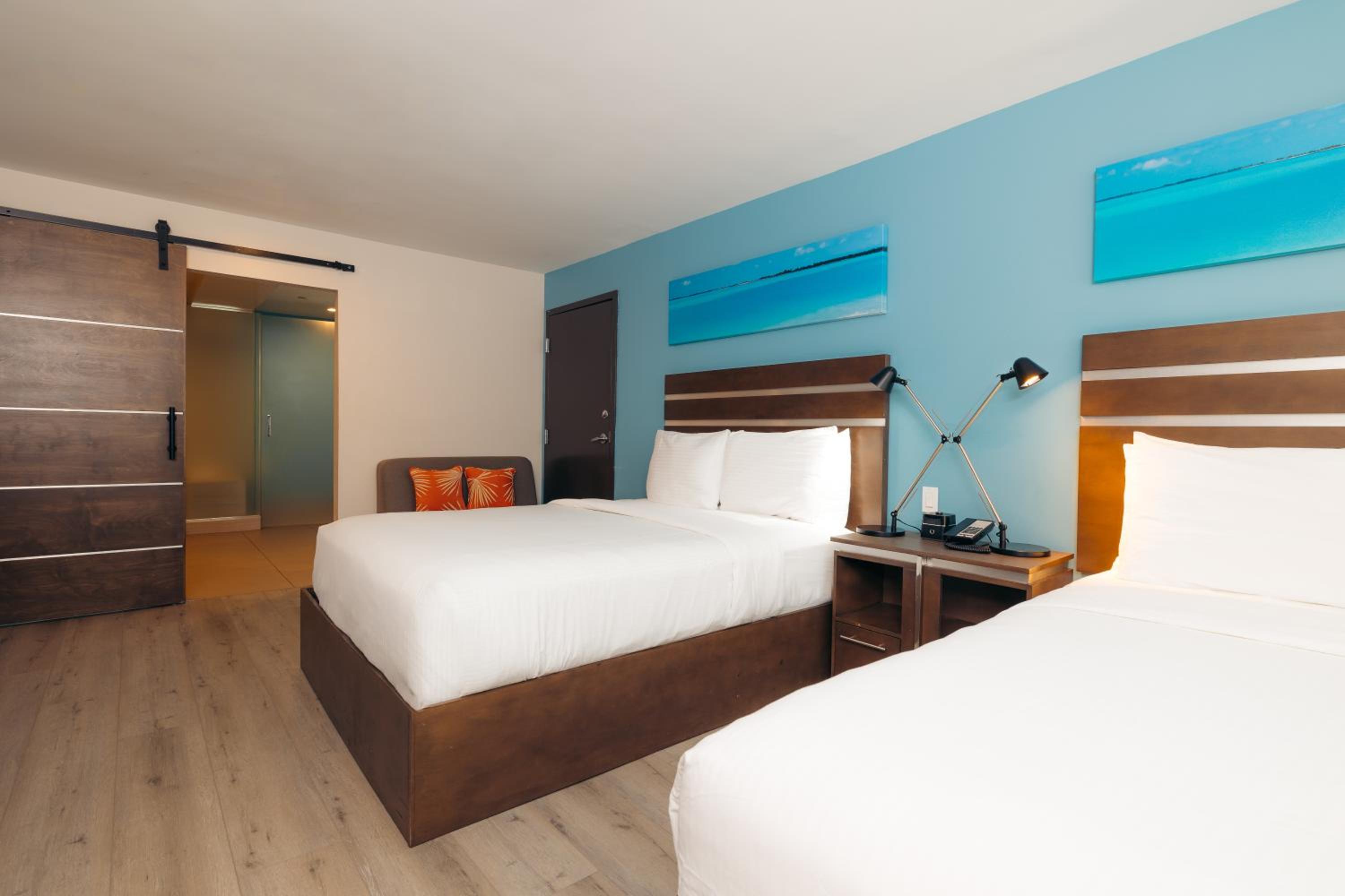 Queen Suite with Two Queen Beds and Soaking Tub - Non-Smoking - Photo 4