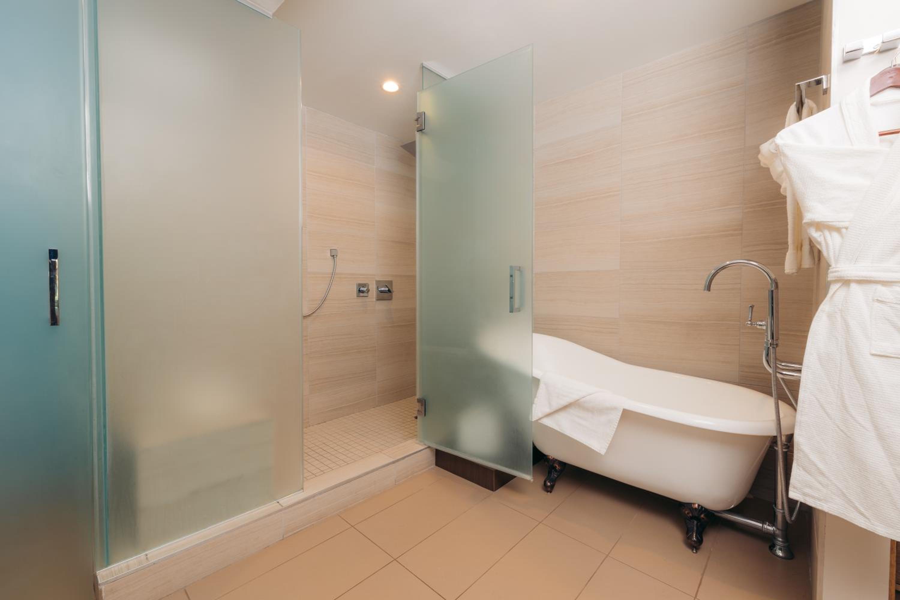 1 Bedroom Suite, 1 King Bed with Living and Dining Room, Non-Smoking - Photo 5