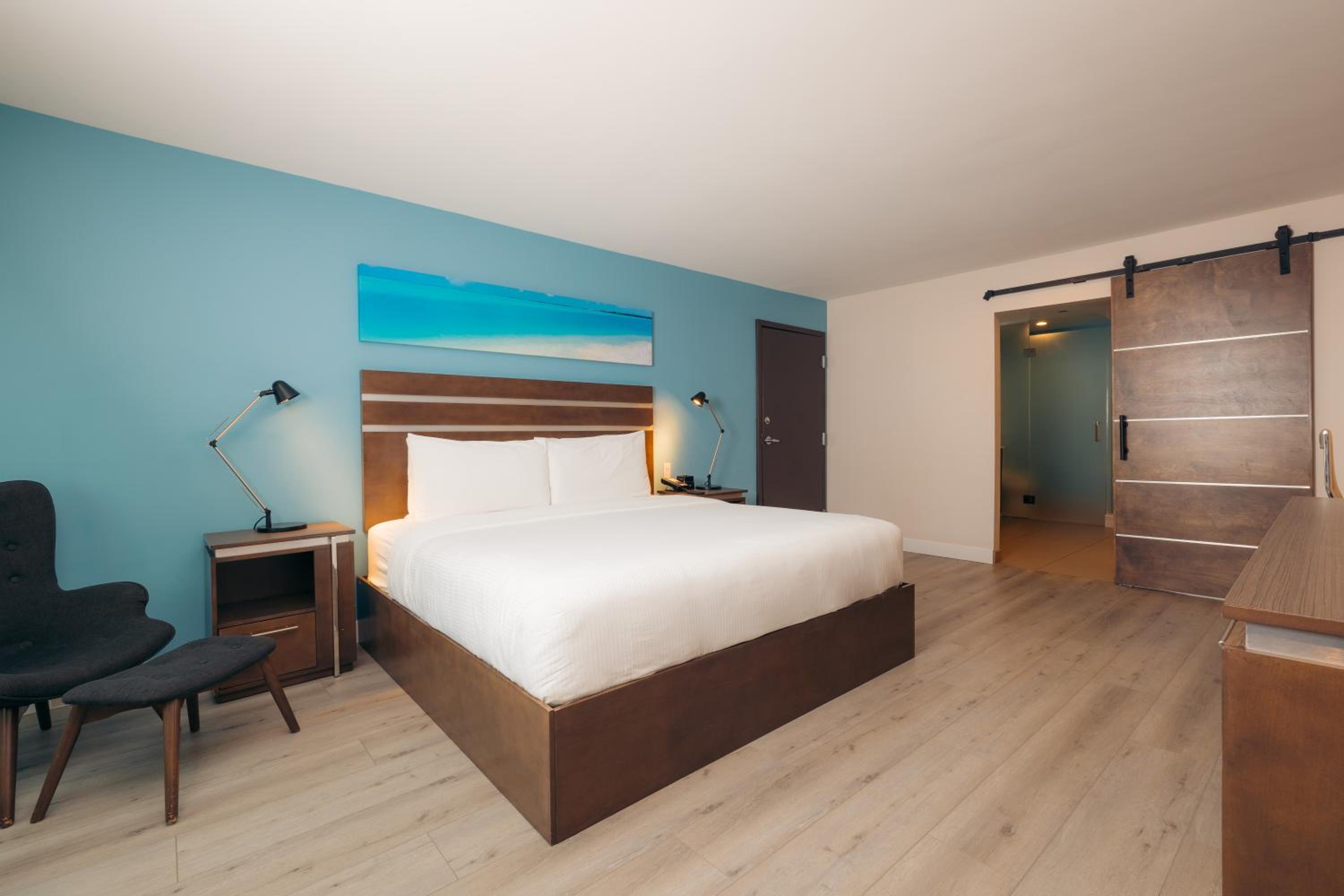 Deluxe Room, 1 King Bed with Sofa Bed, Non-Smoking - Photo 1