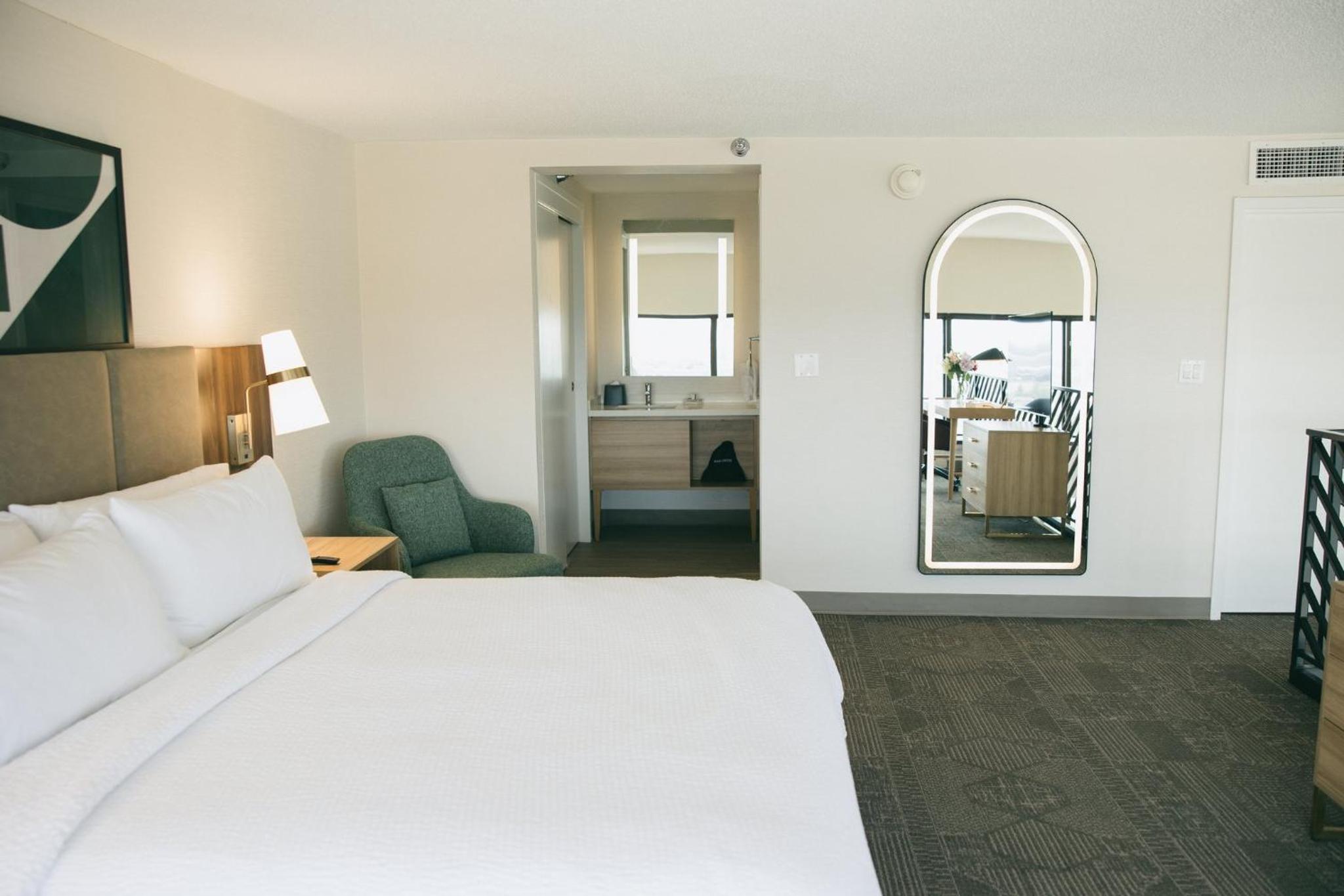 One-Bedroom Penthouse King Suite with Airport View - Photo 1