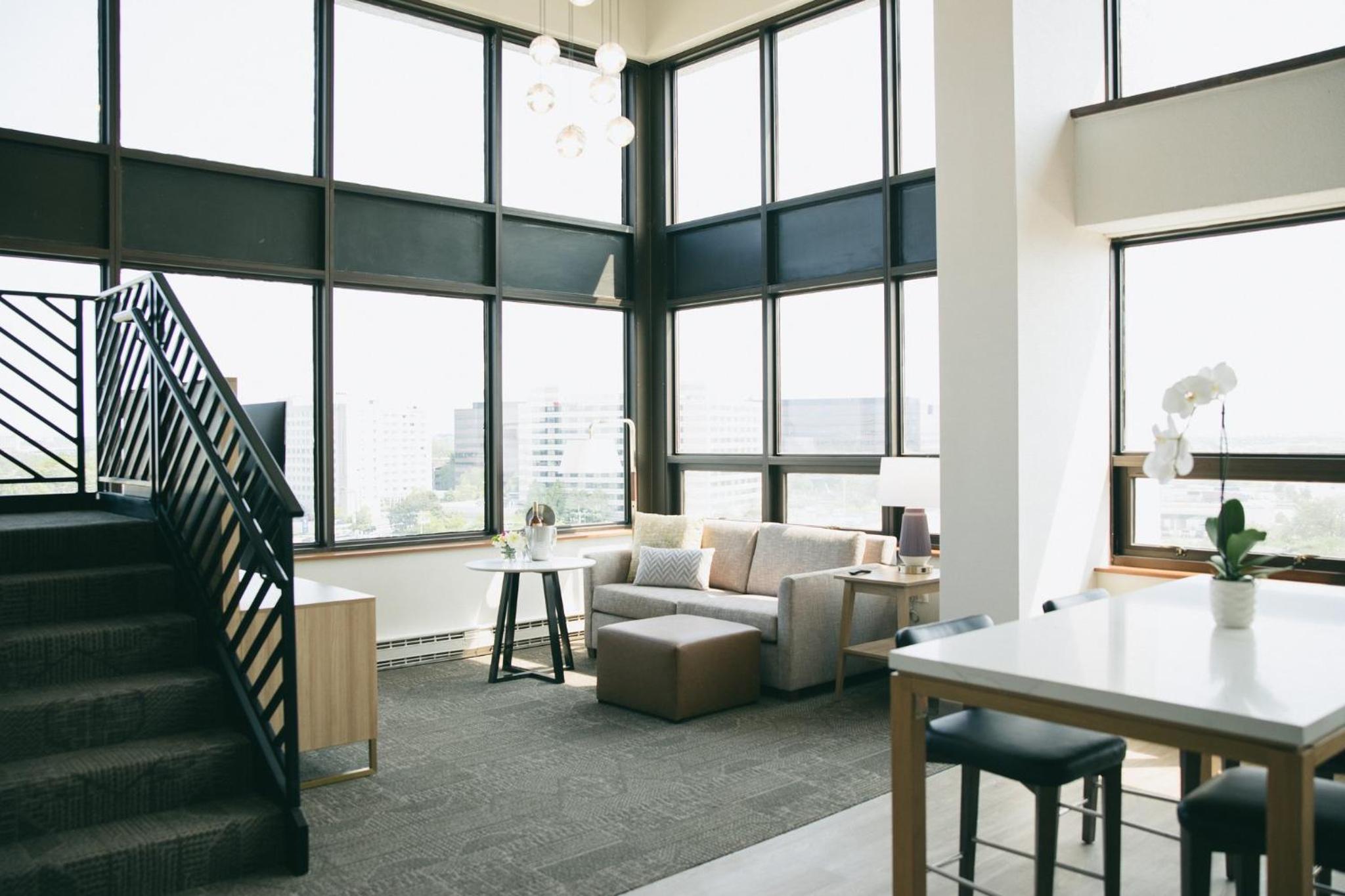 One-Bedroom Penthouse King Suite with Airport View - Photo 11