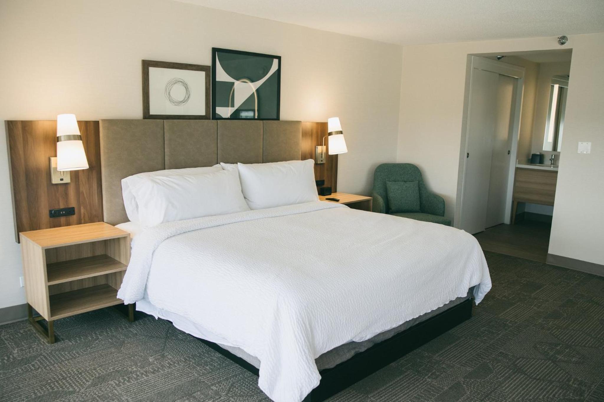 One-Bedroom Penthouse King Suite with Airport View - Photo 8