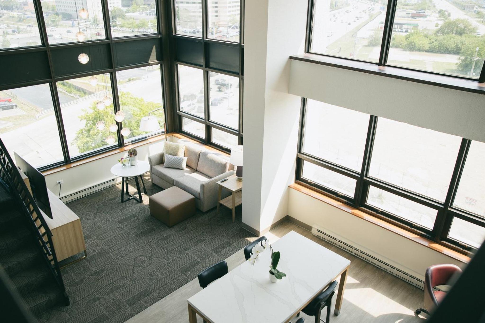 One-Bedroom Penthouse King Suite with Airport View - Photo 4