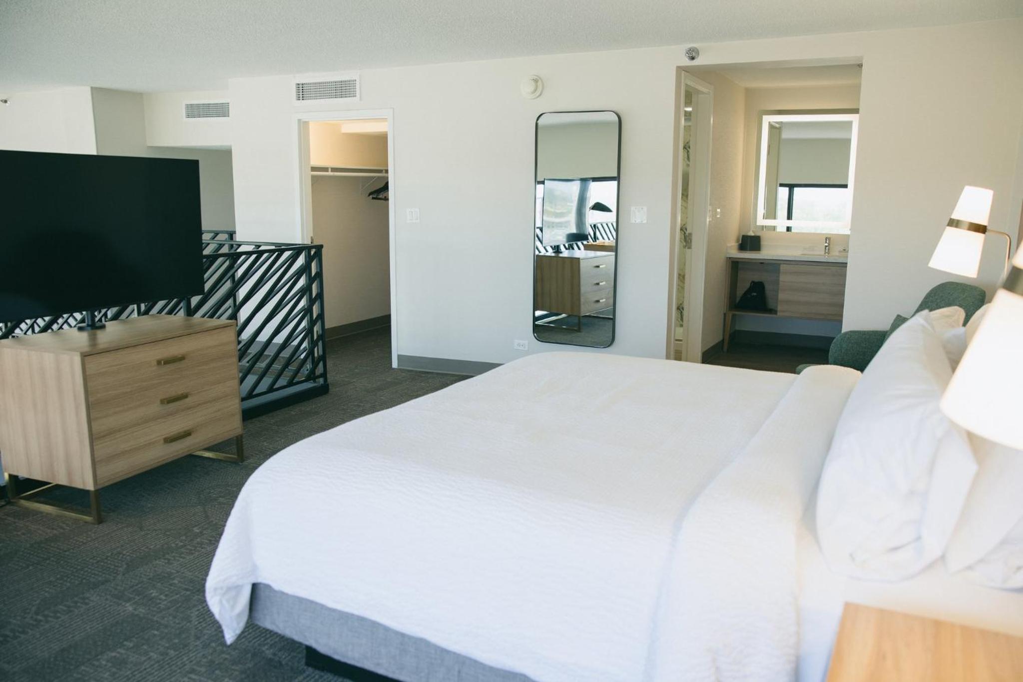 One-Bedroom Penthouse King Suite with Sofa Bed - Photo 16