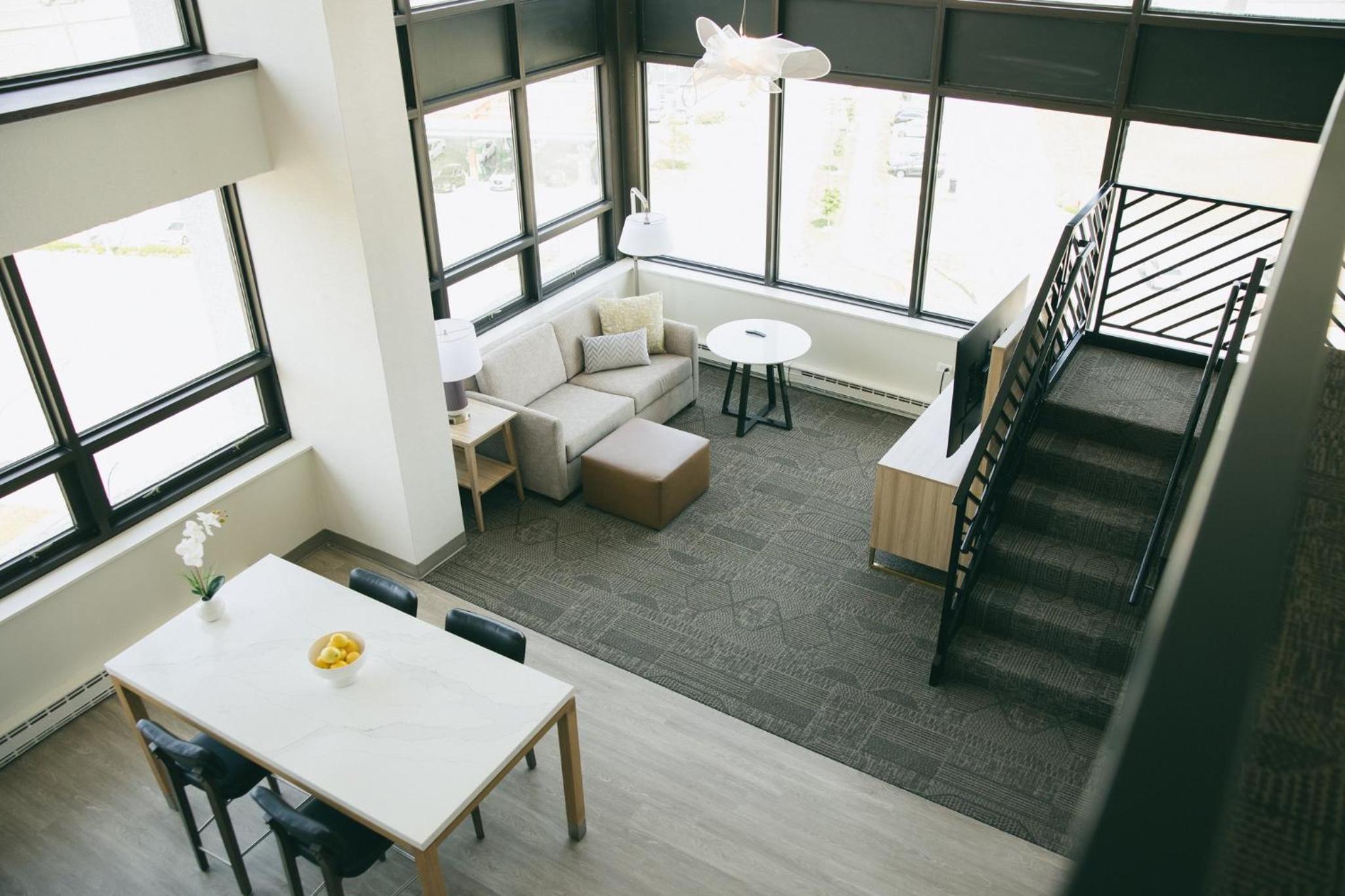 One-Bedroom Penthouse King Suite with Sofa Bed - Photo 4