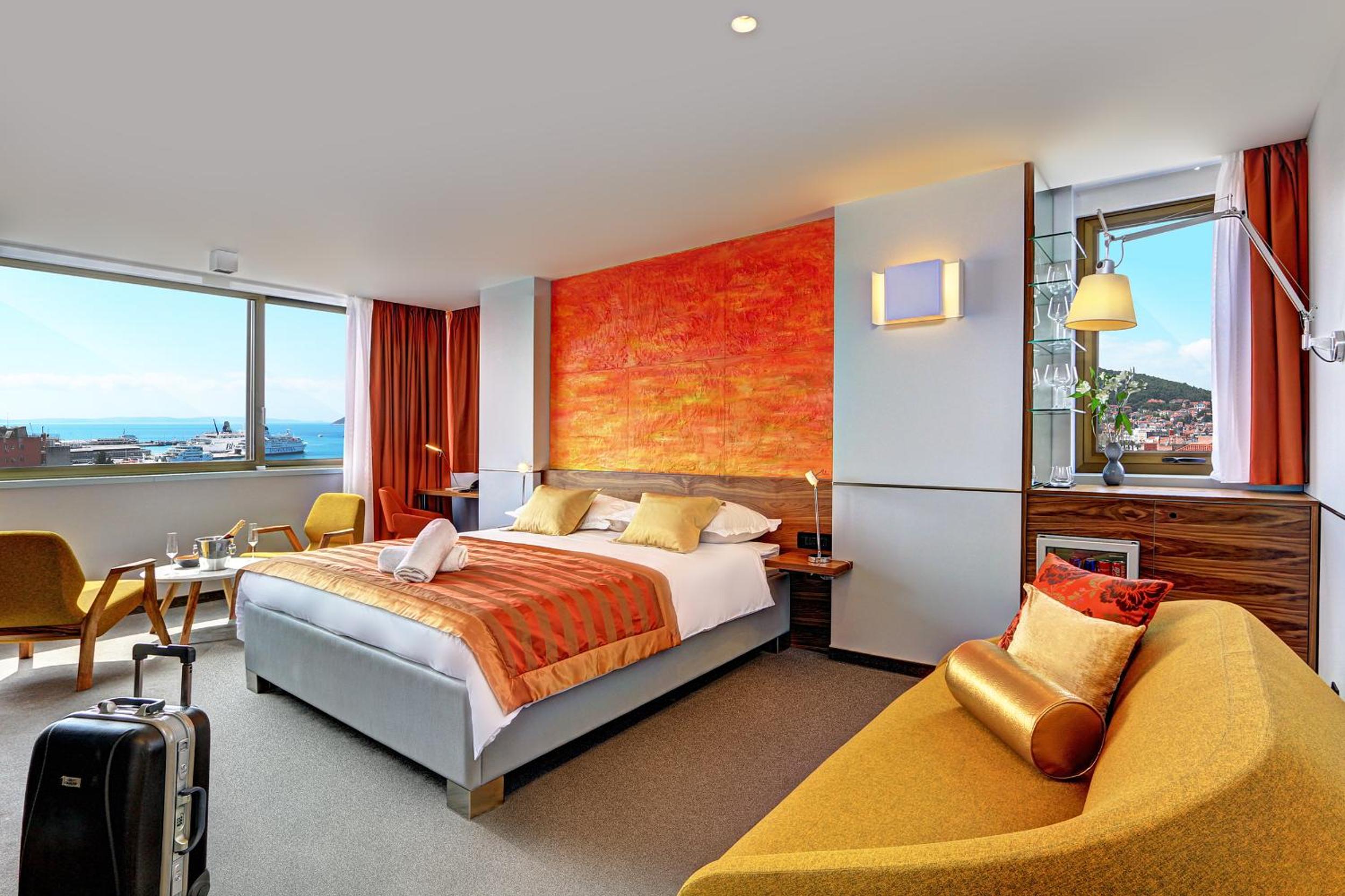 Deluxe Suite with Sea View - Photo 3