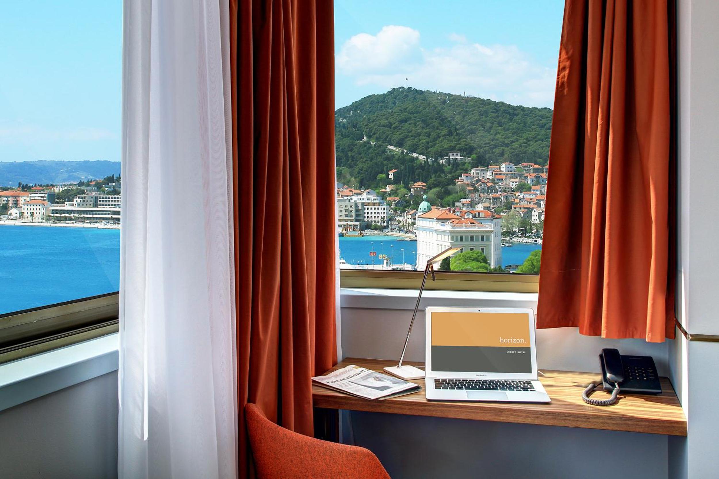 Deluxe Suite with Sea View - Photo 2
