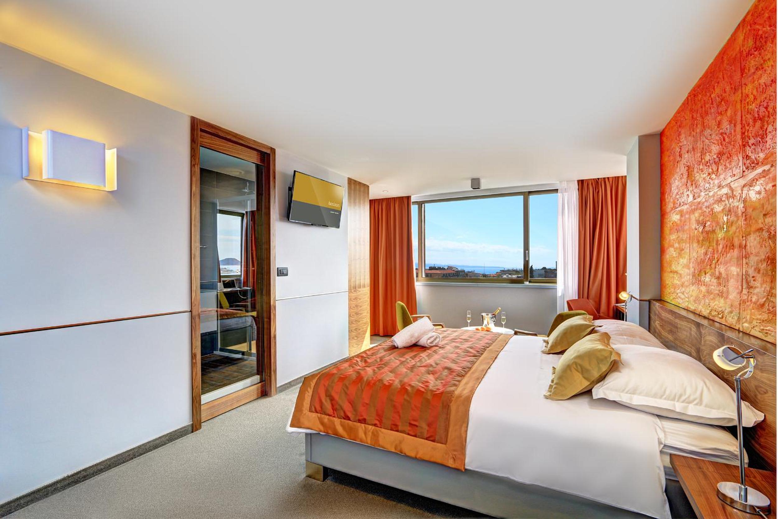 Deluxe Suite with Sea View - Photo 4