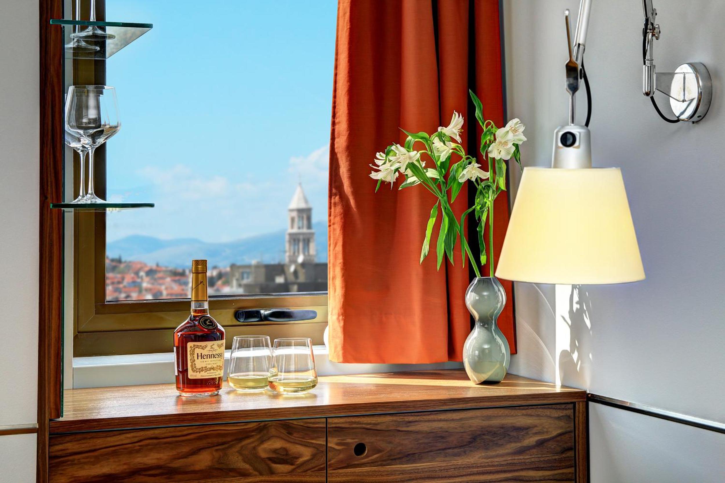 Deluxe Suite with Sea View - Photo 5