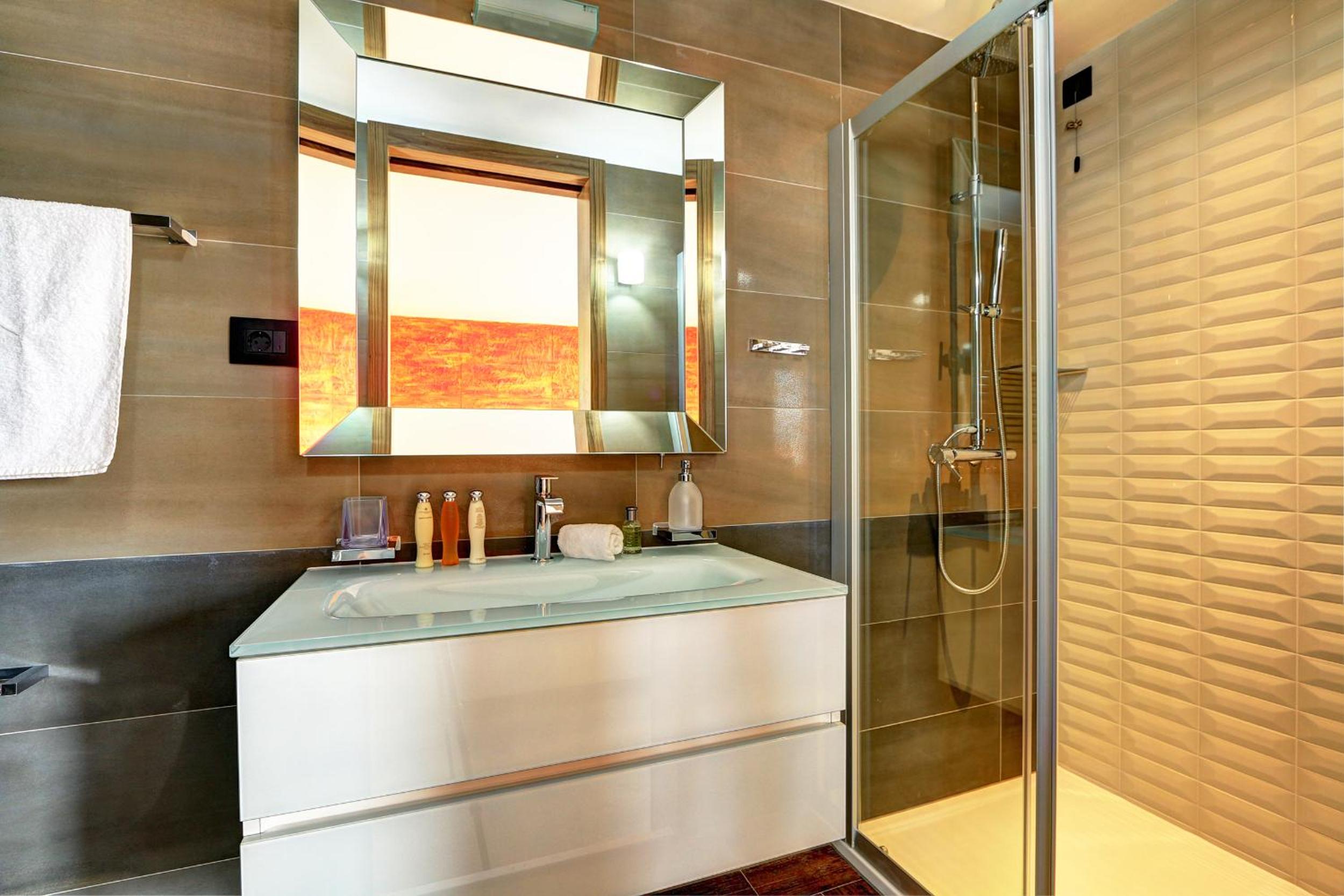 Deluxe Suite with Sea View - Photo 6